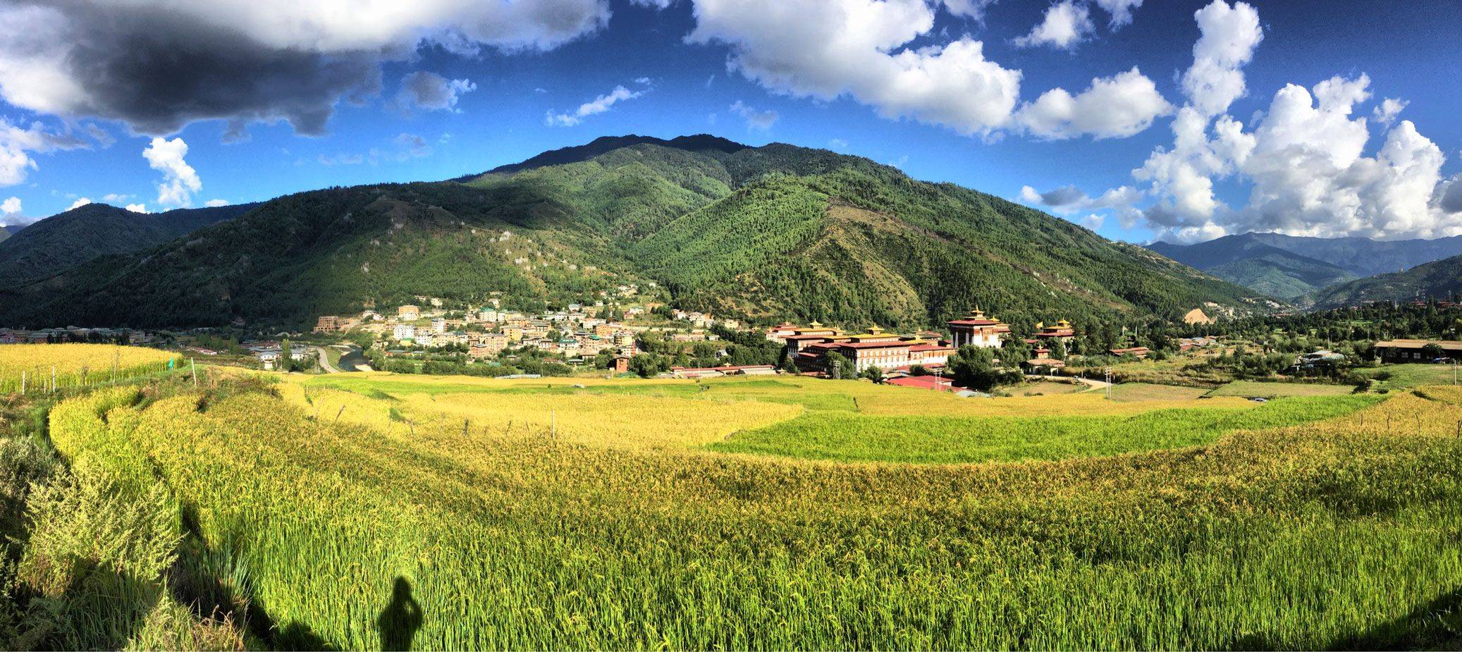 Kuzuzangpo-la! Ankunft in Paro und Panoramafahrt nach Thimphu 