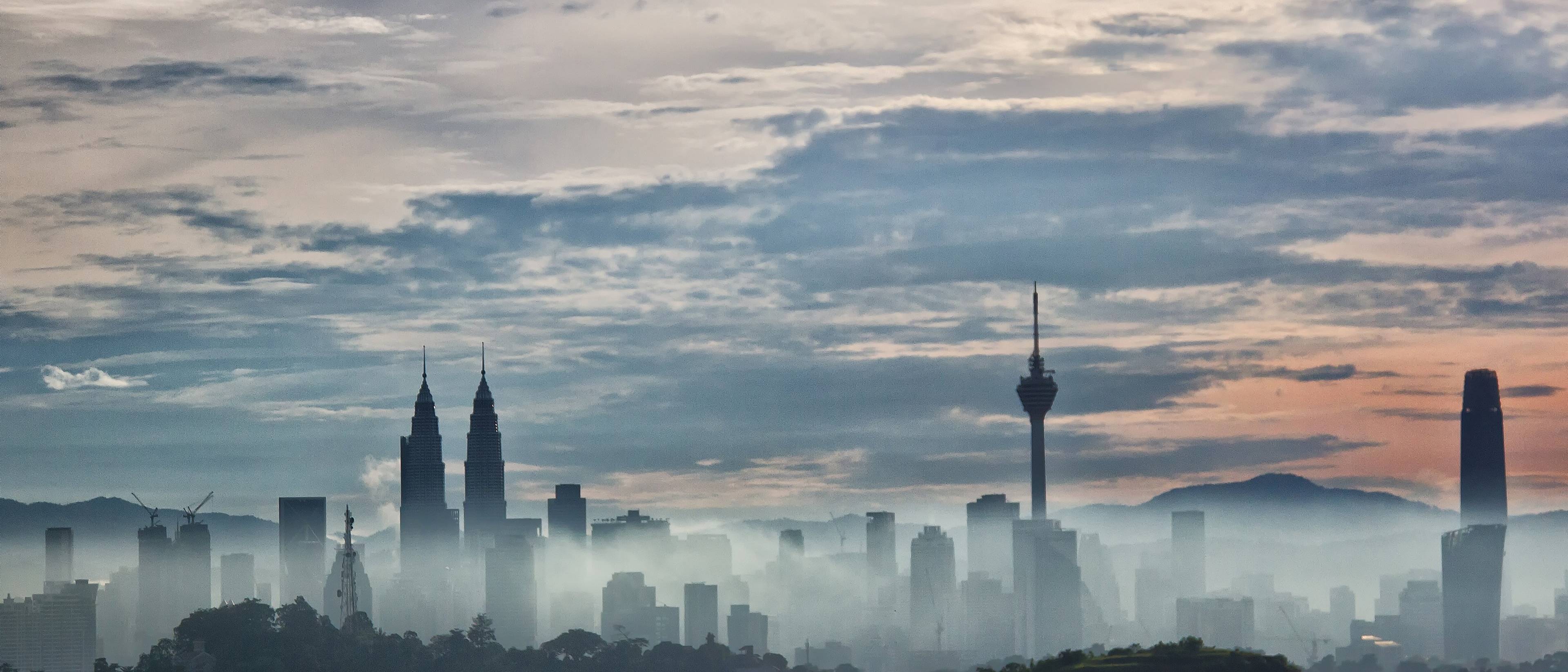 Llegada al aeropuerto de Kuala Lumpur y vuelo a Kuching, Sarawak