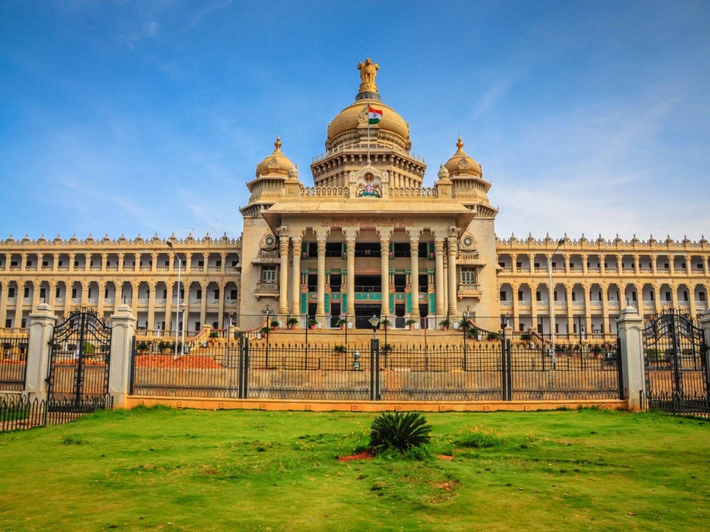 Welkom in India! Aankomst in Bangalore en transfer naar het hotel