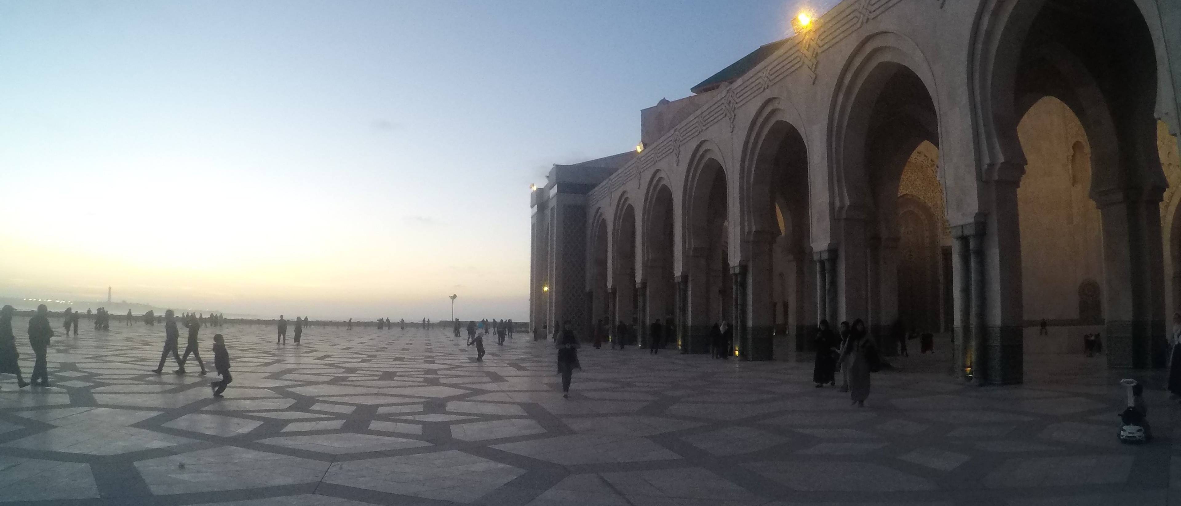 Arrivée à Casablanca : Premiers Pas dans la Ville Blanche
