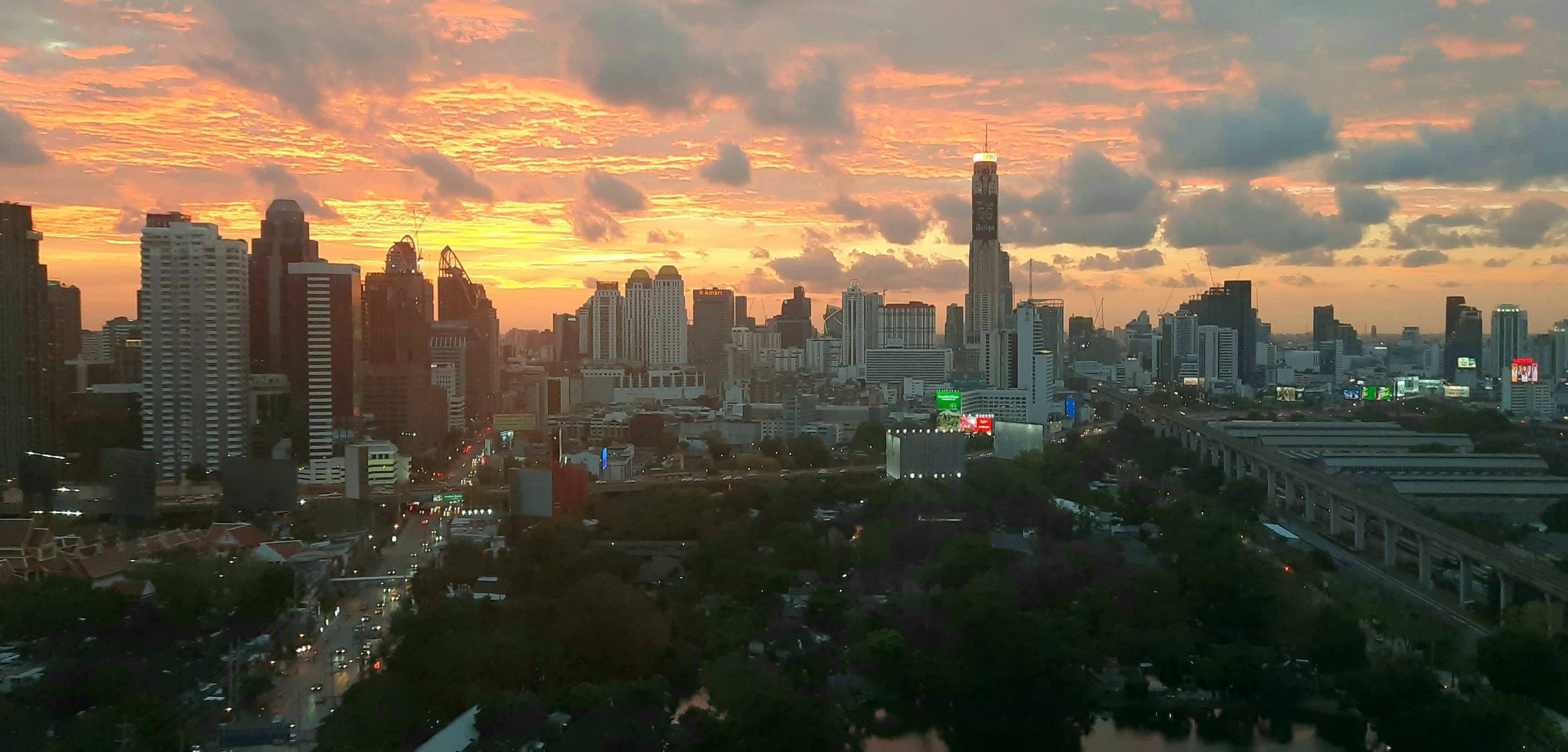 Bienvenida y Bangkok - Descubriendo la ciudad en patinete o en bicicleta