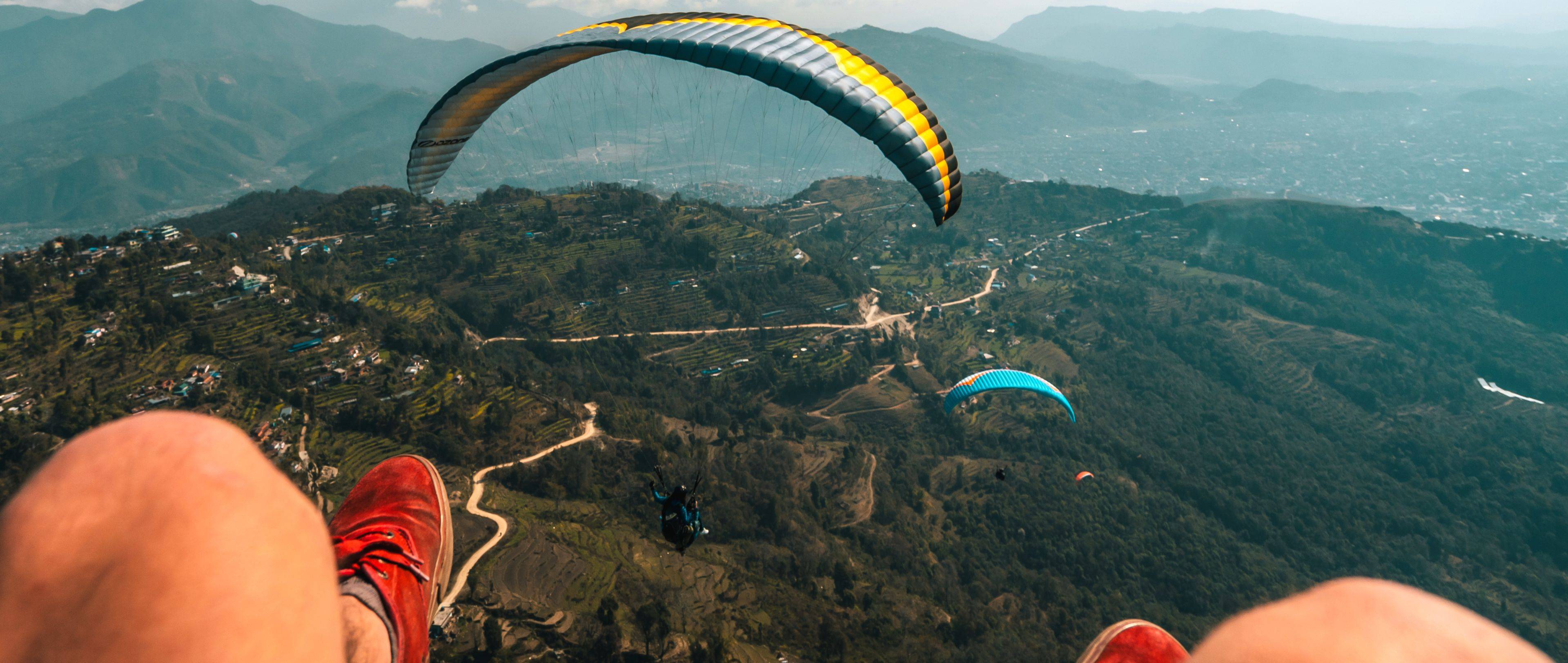 Adrenalina con parapendio, rafting e le vertiginose vette dell'Himalaya