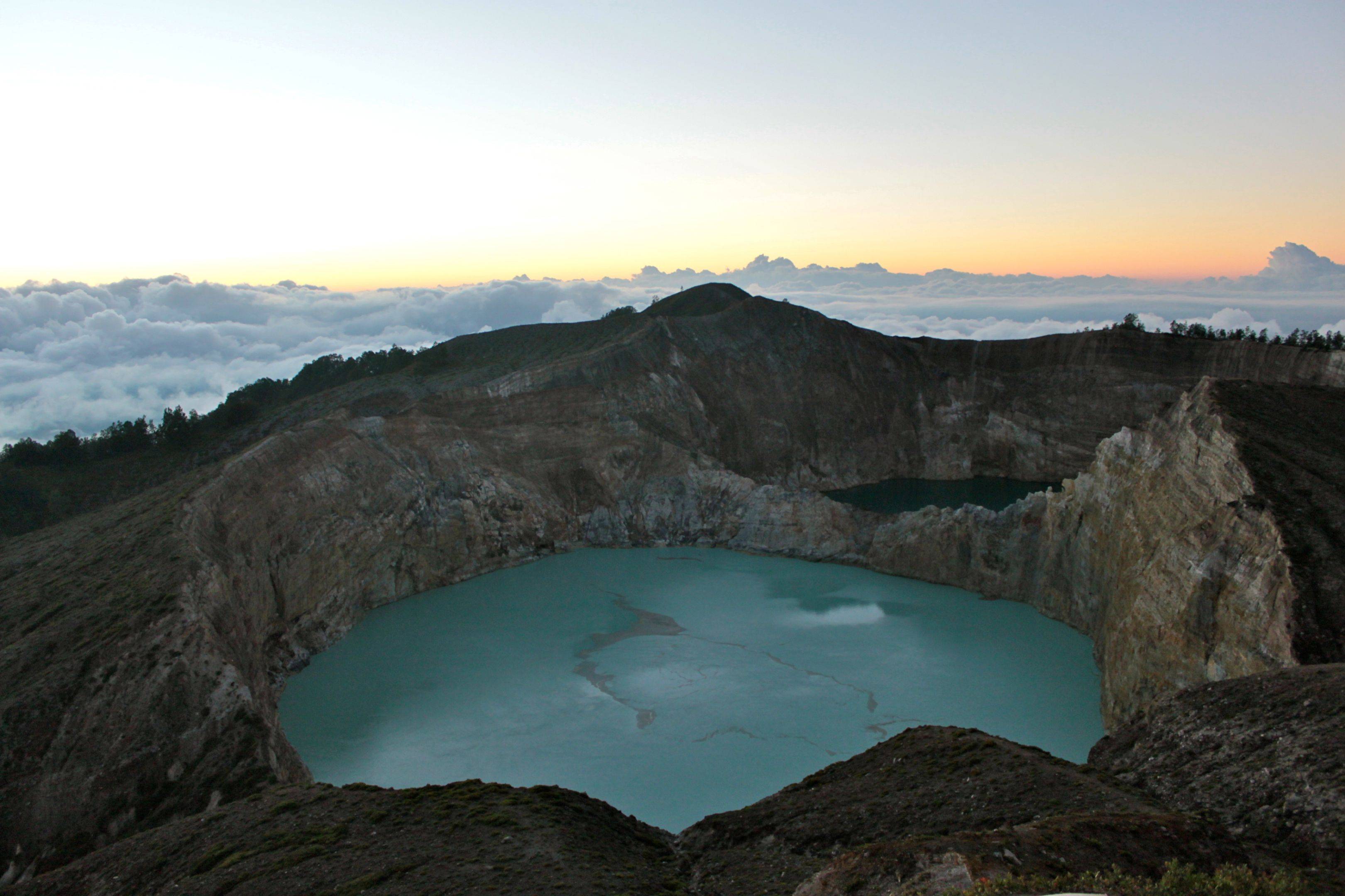 Le volcan Kelimutu et ses trois lacs 