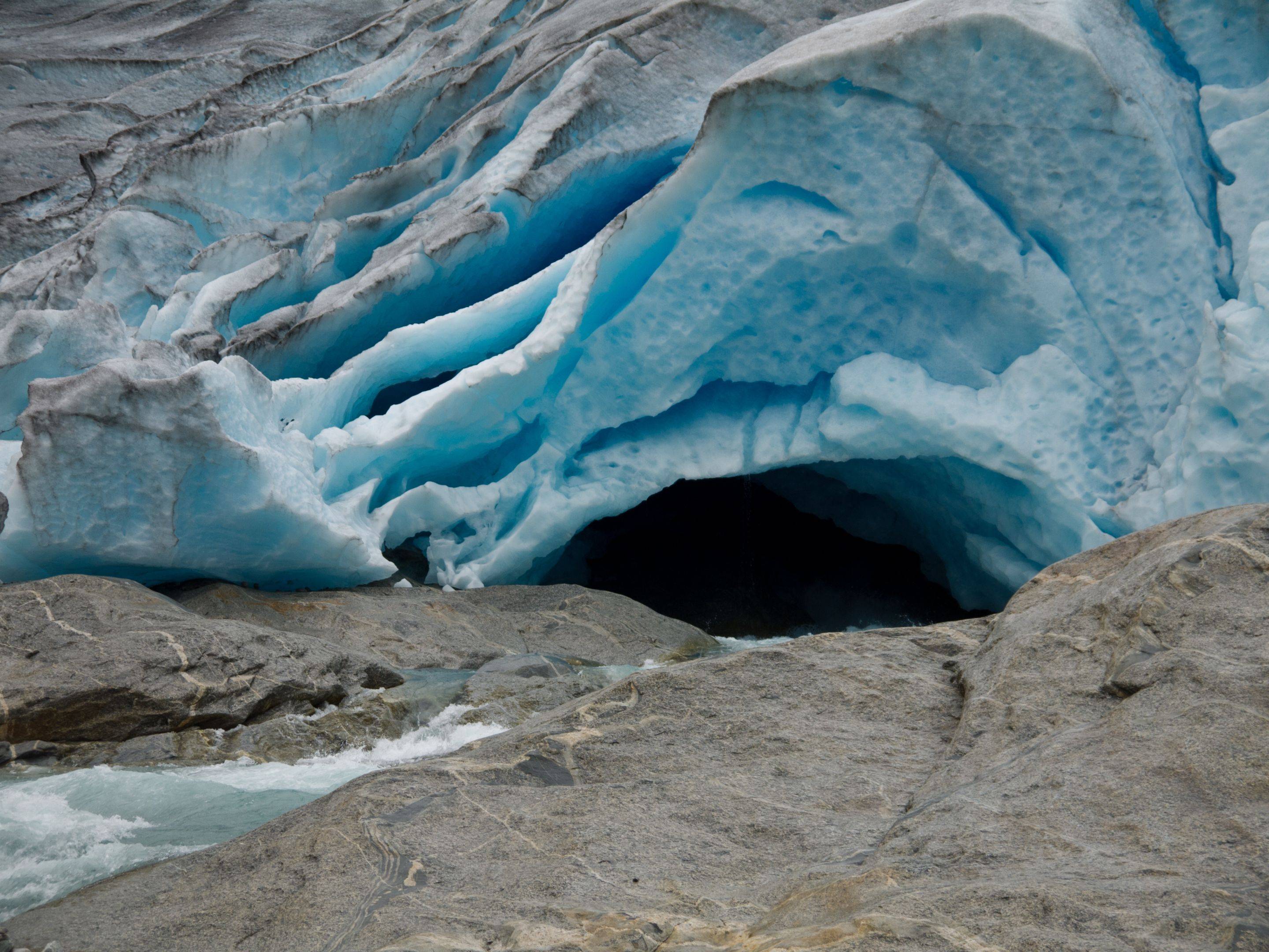 Marche sur le plus grand glacier d'Europe continentale