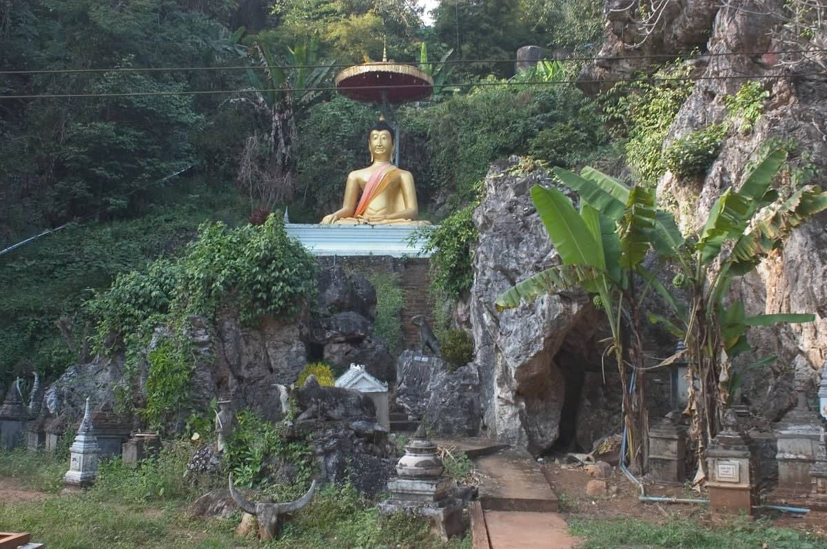 Visite des grottes de Chiang Dao et route vers Chiang Mai puis diner Kanthoke