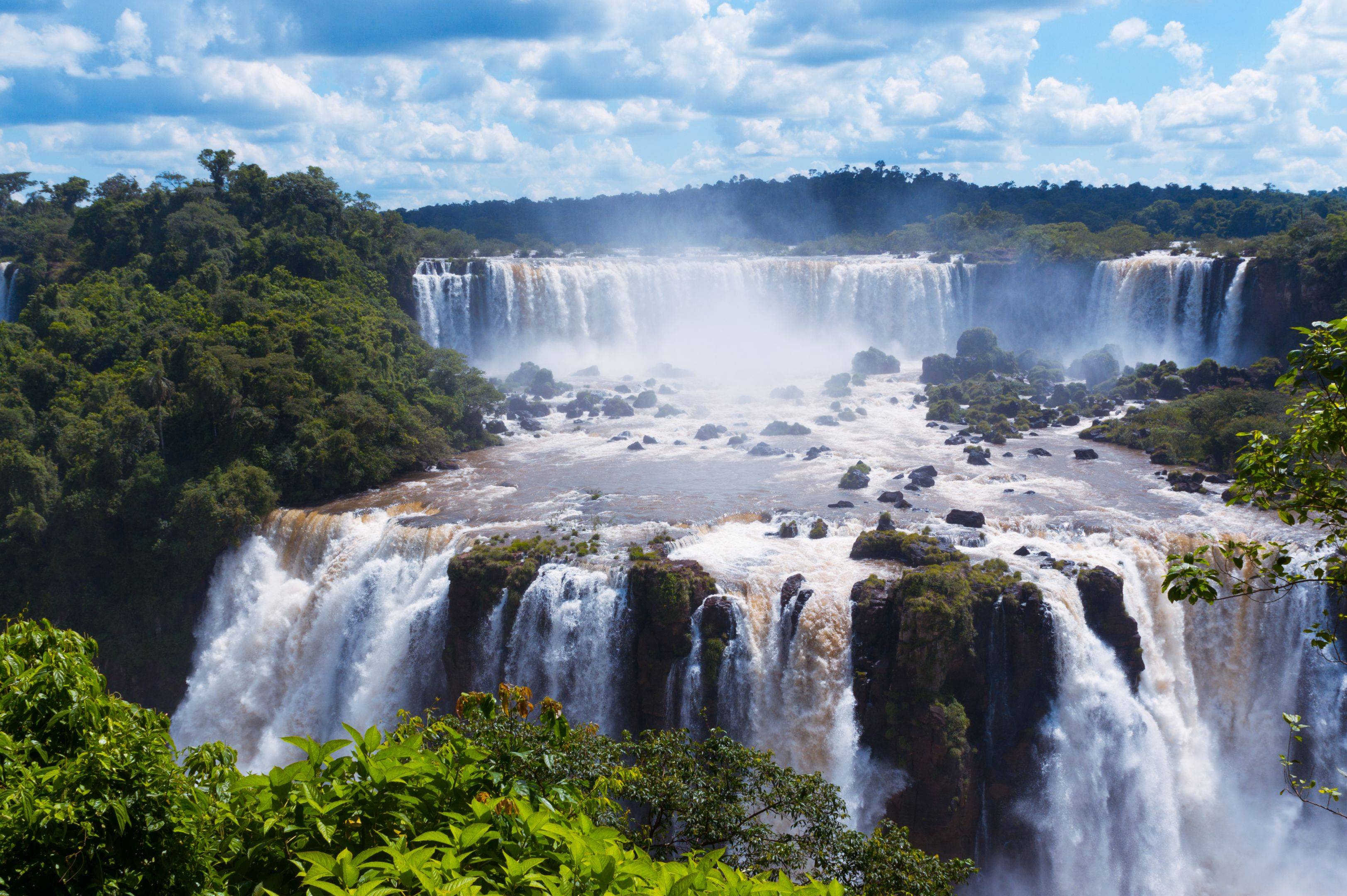 Maravillas de la Selva: Cataratas del Iguazú y Tradición de la Yerba Mate