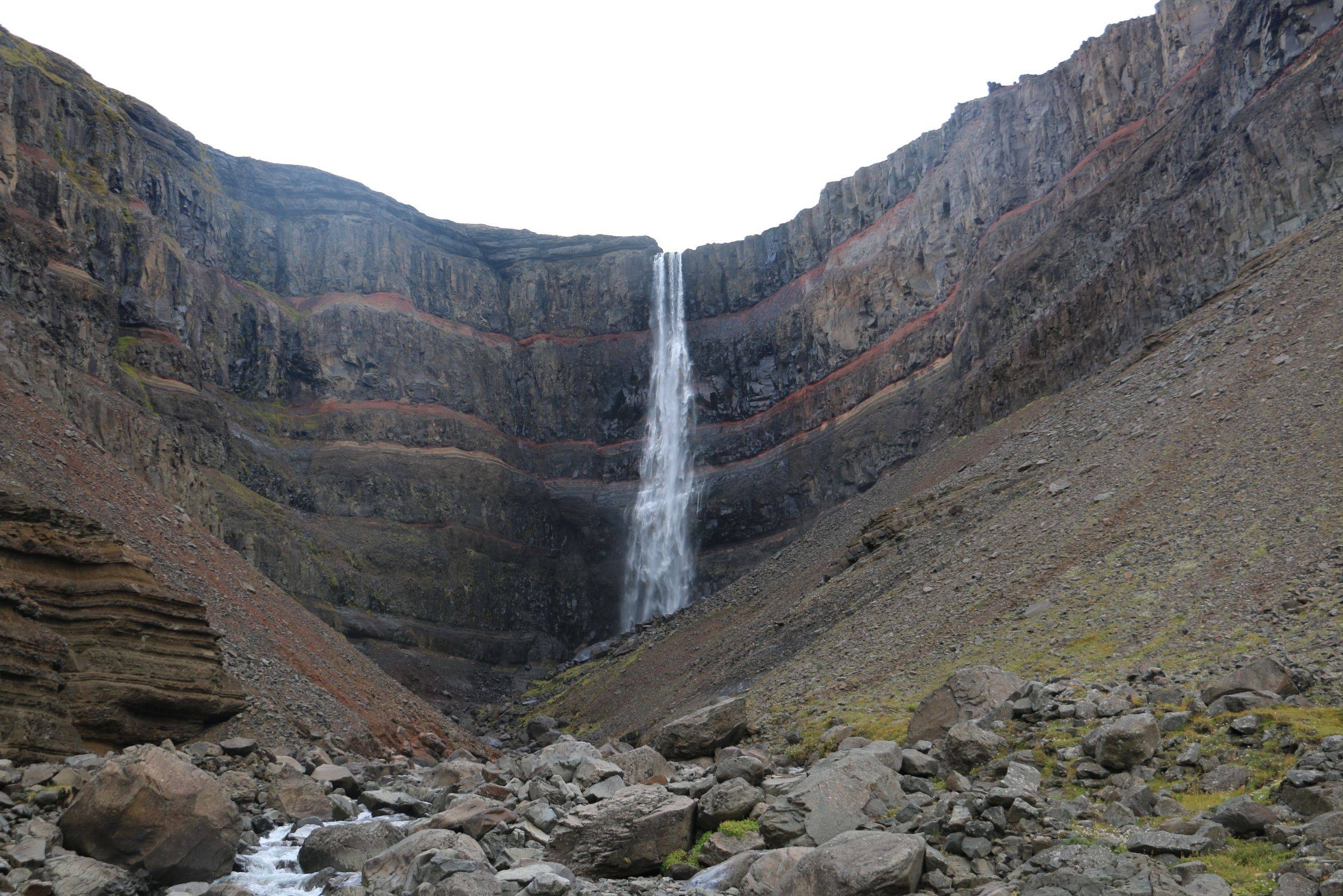 Ein isländischer Wald & der Wasserfall Litlanesfoss 