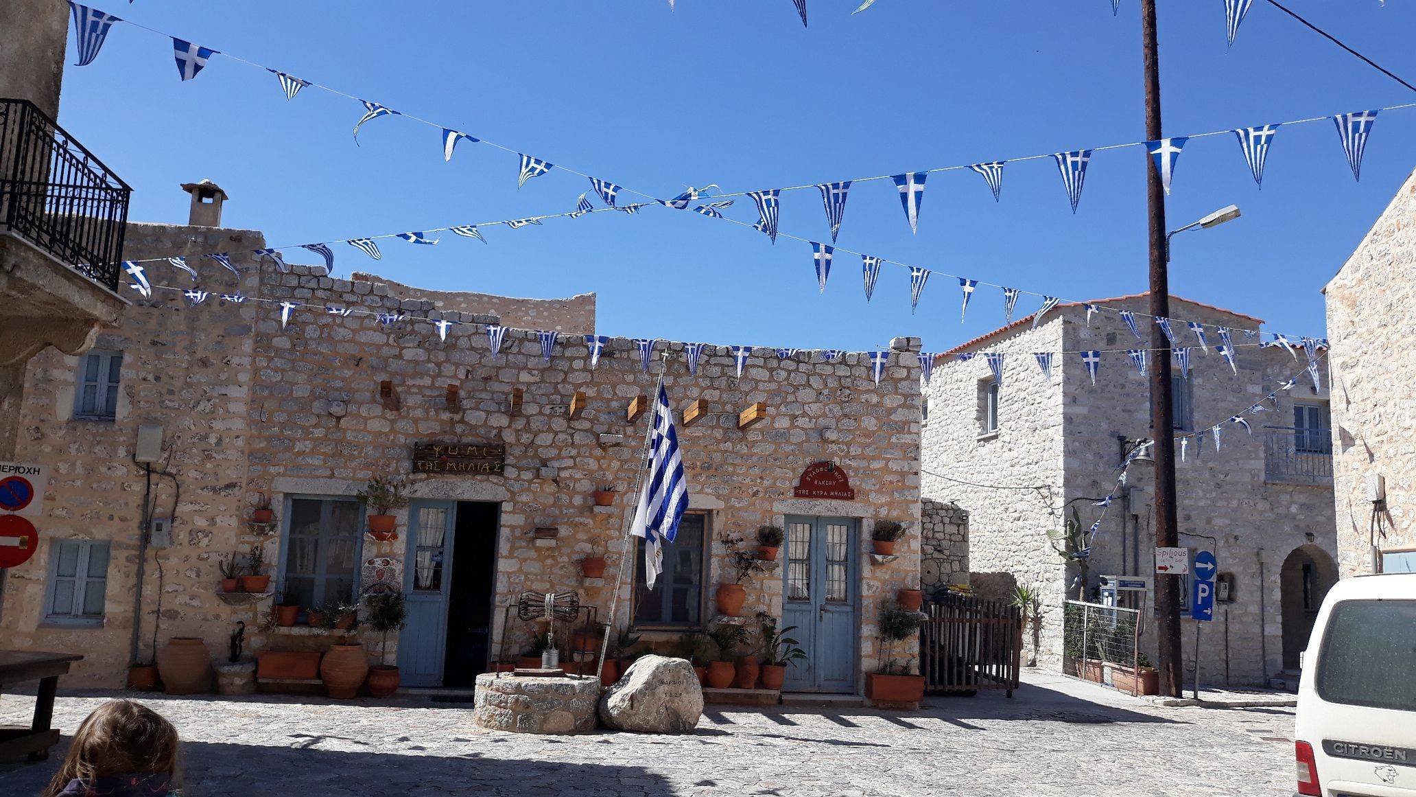 Malerische Dörfer und die Südspitze des griechischen Festlandes 