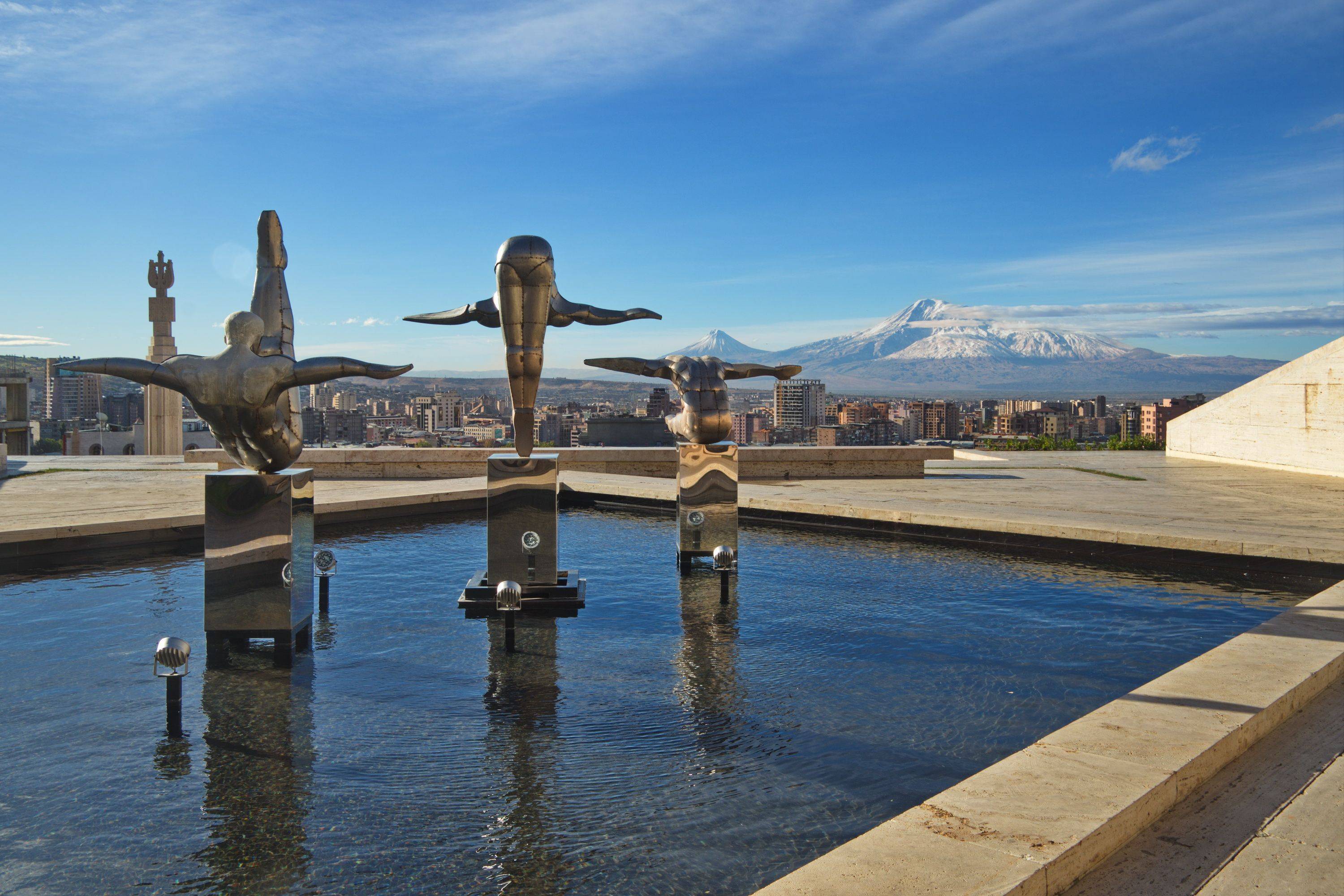 Alla scoperta di Yerevan, la città rosa, del Monastero della Lancia e della Sinfonia delle Pietre