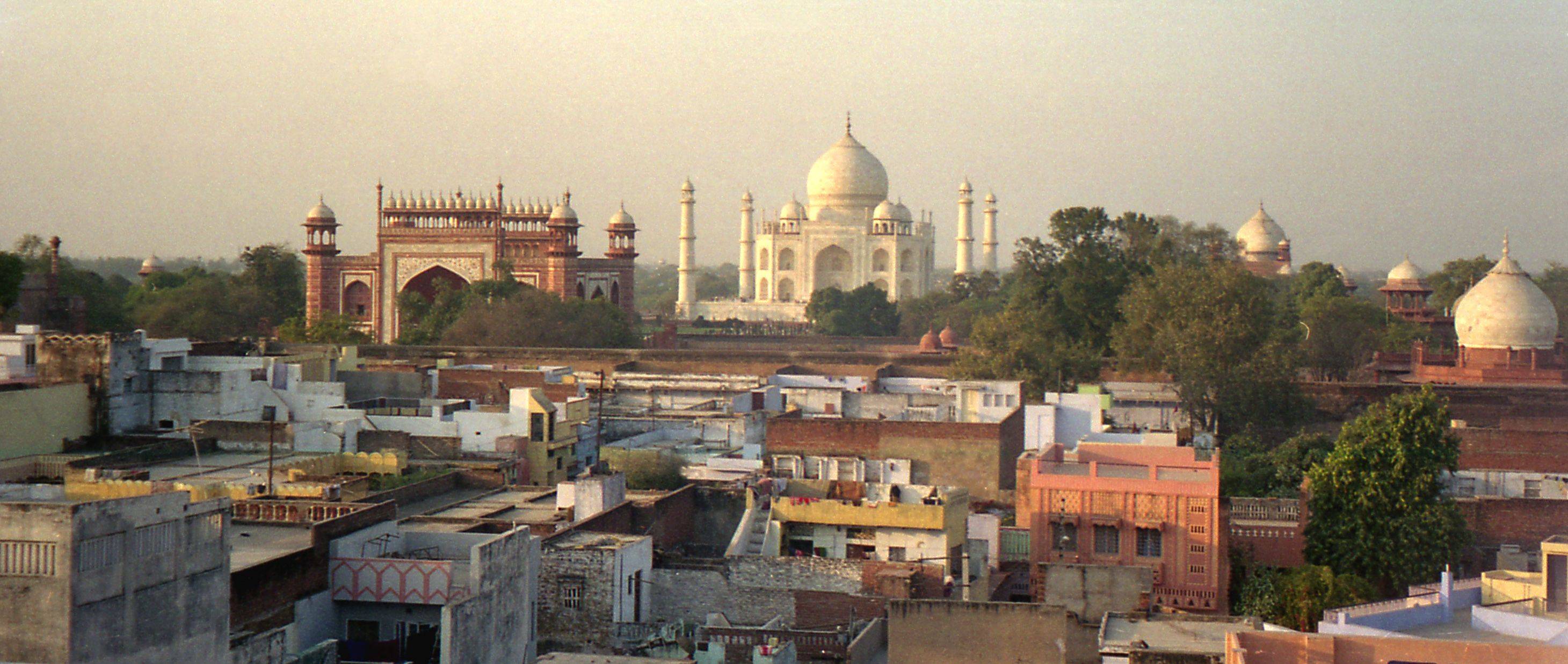 Treno per Agra e Taj Mahal al tramonto