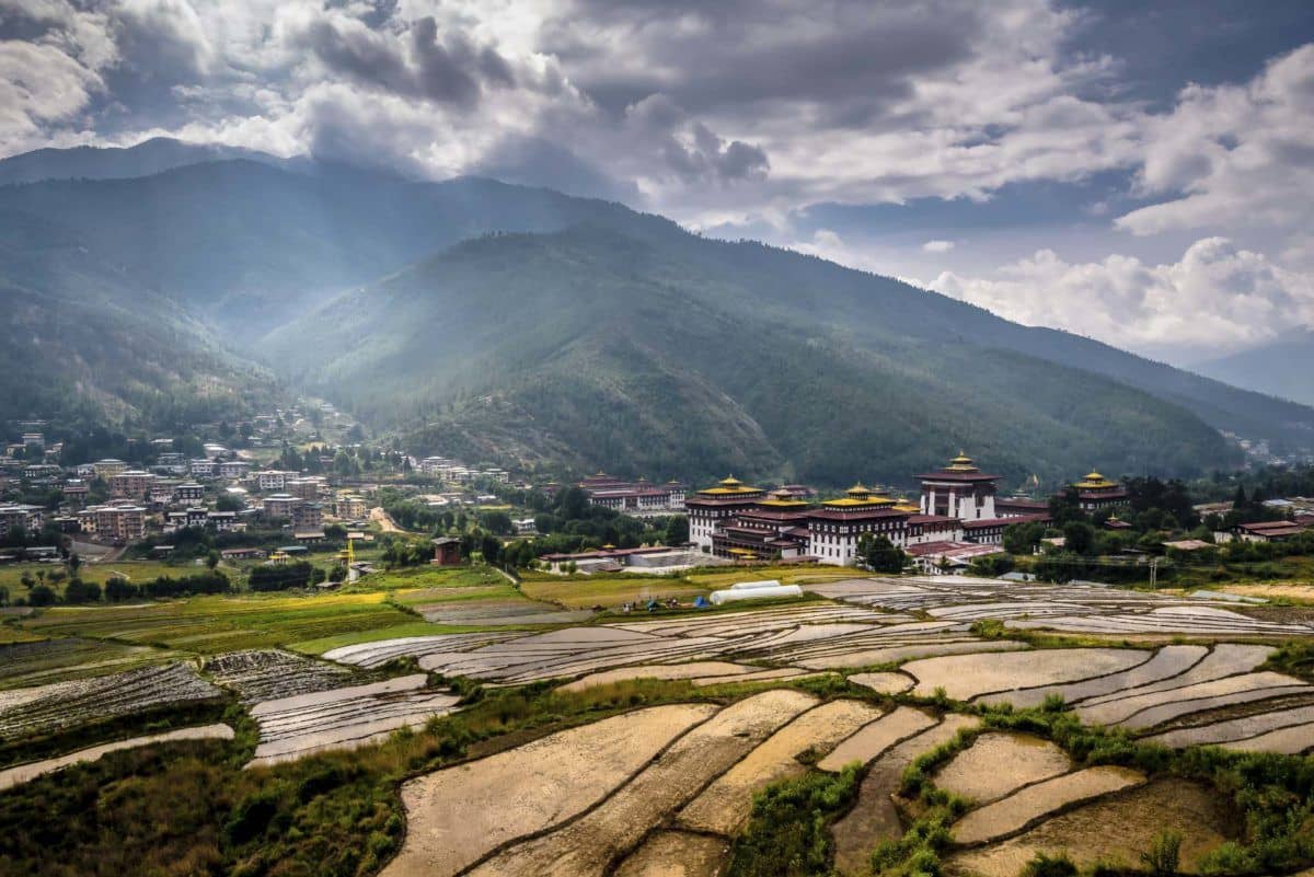 Kuzuzangpo-la! Ankunft in Paro und Panoramafahrt nach Thimphu 