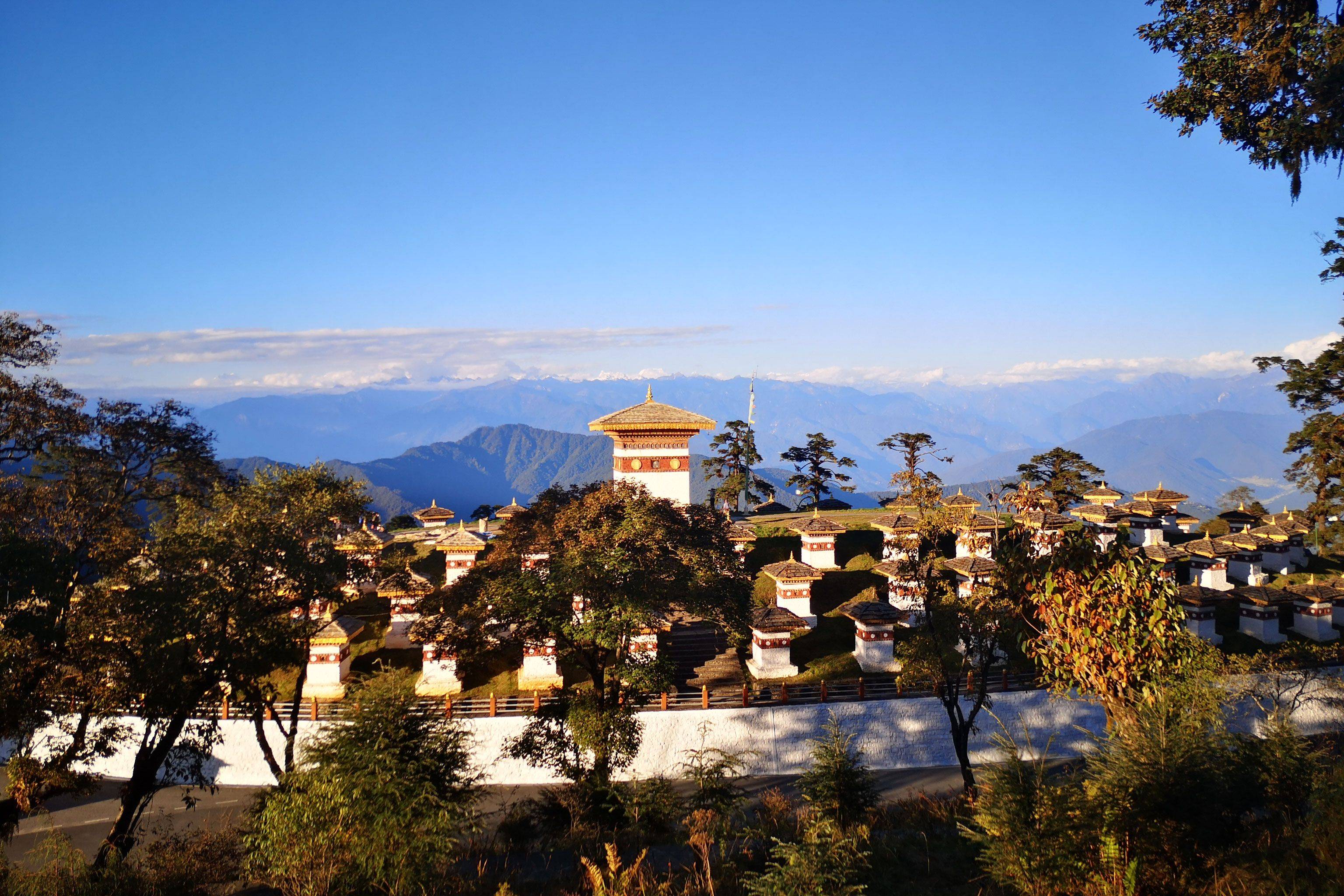 Die 108 Stupas auf der Passhöhe und das subtropische Punakha 