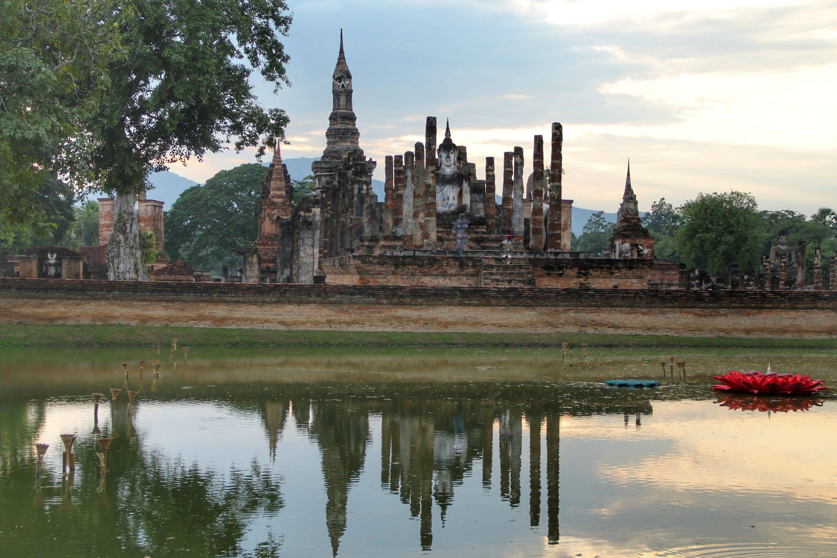 Paseo en bici por Sukhothai, ruinas y templos