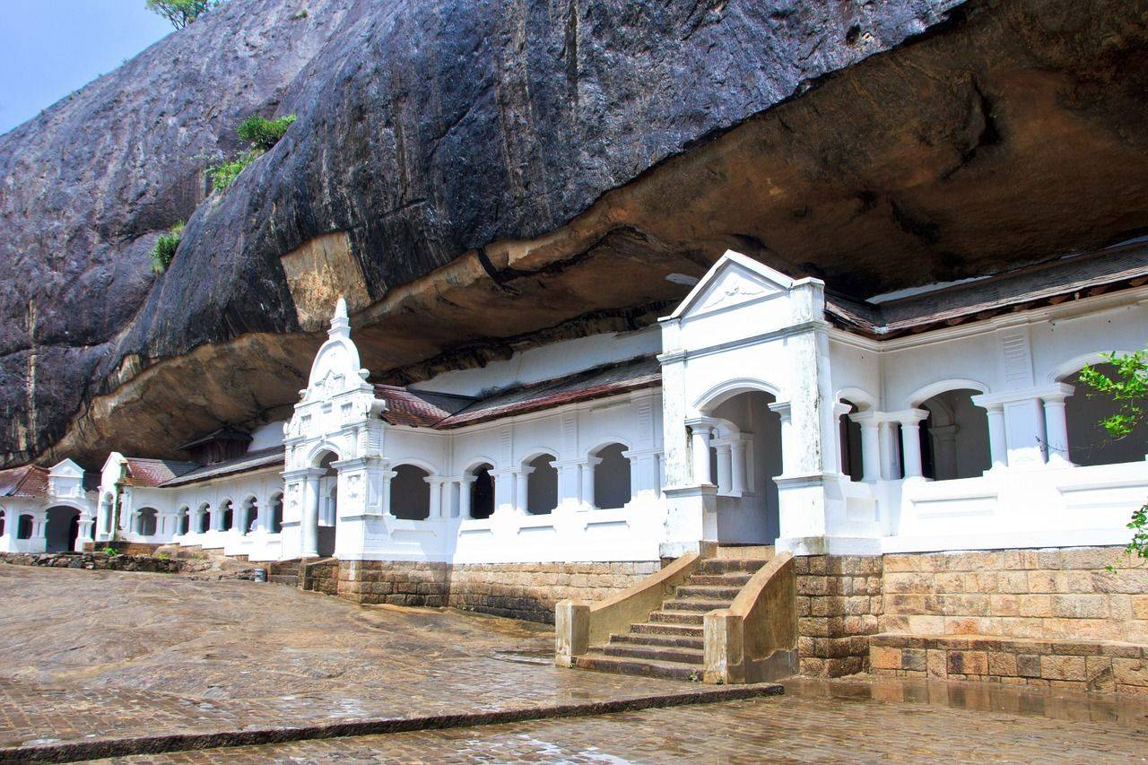 Le rocher de Pidurangala et les grottes de Dambula