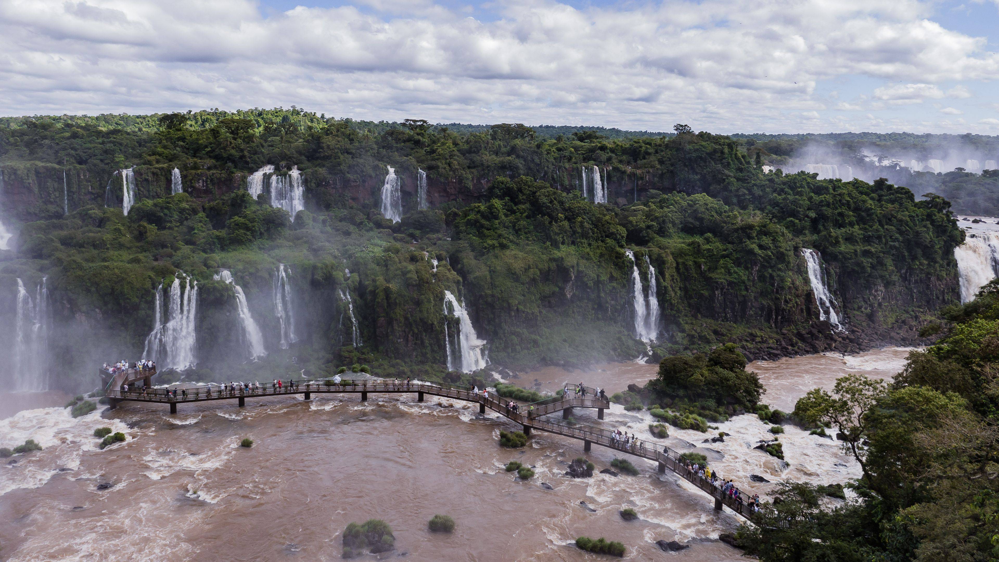 Auf zu den tosenden Wasserfällen von Foz do Iguaçú 