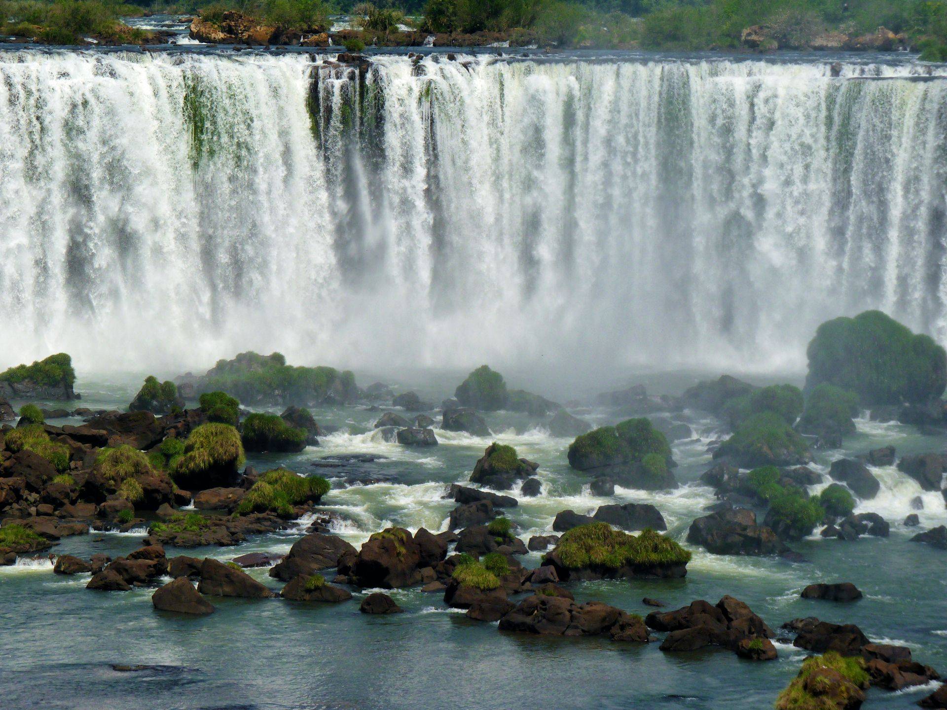 Zu den tosenden Iguazu Wasserfällen 