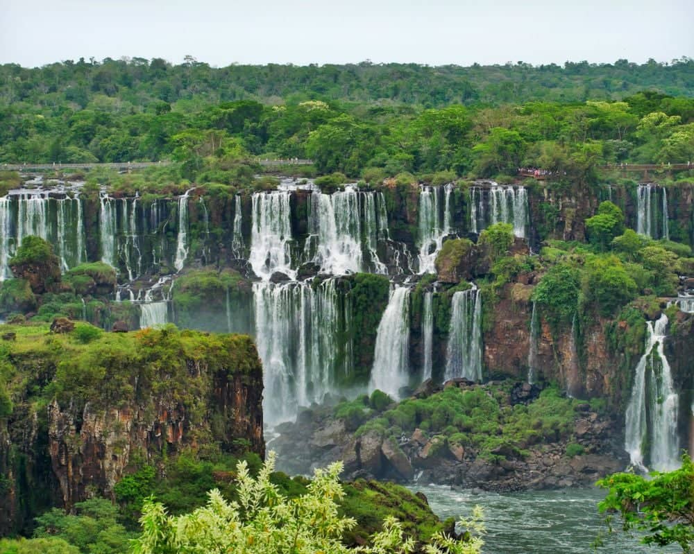 Am Fuße der brasilianischen Wasserfälle 