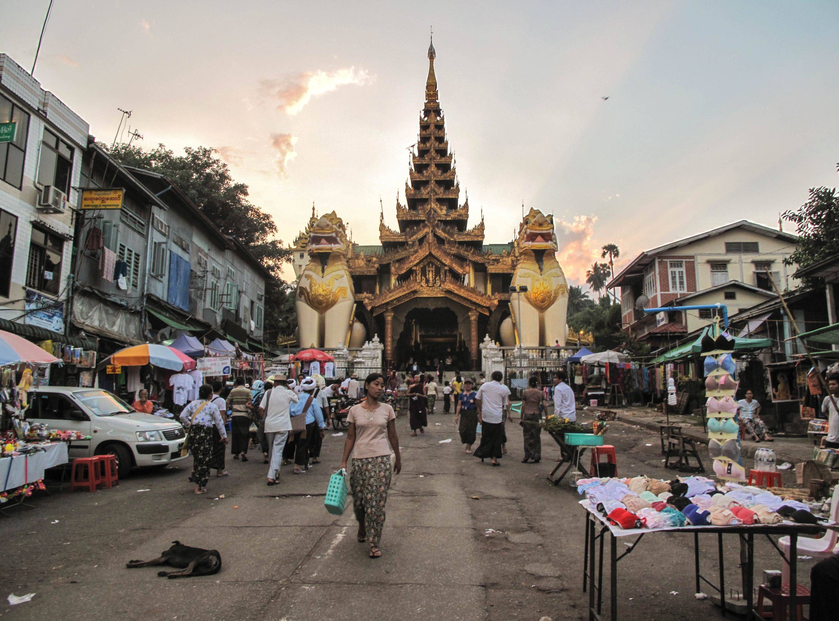 Yangon, all'incontro della popolazione locale