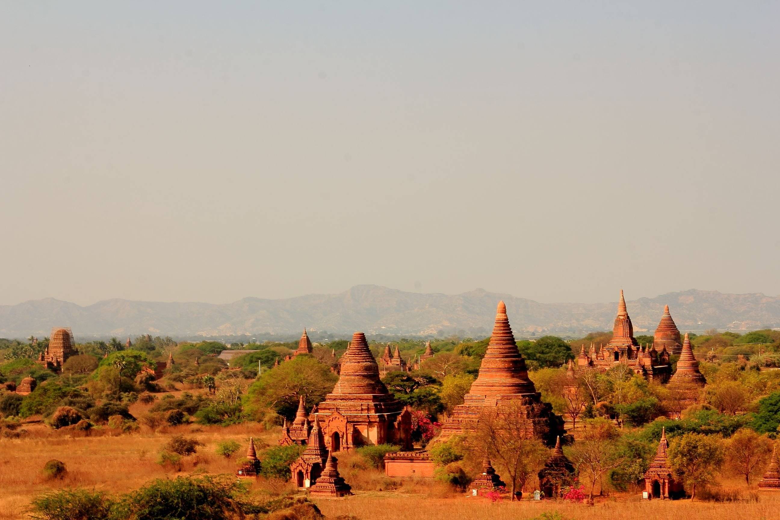 Volo per Bagan e visita del sito con scooter elettrici 