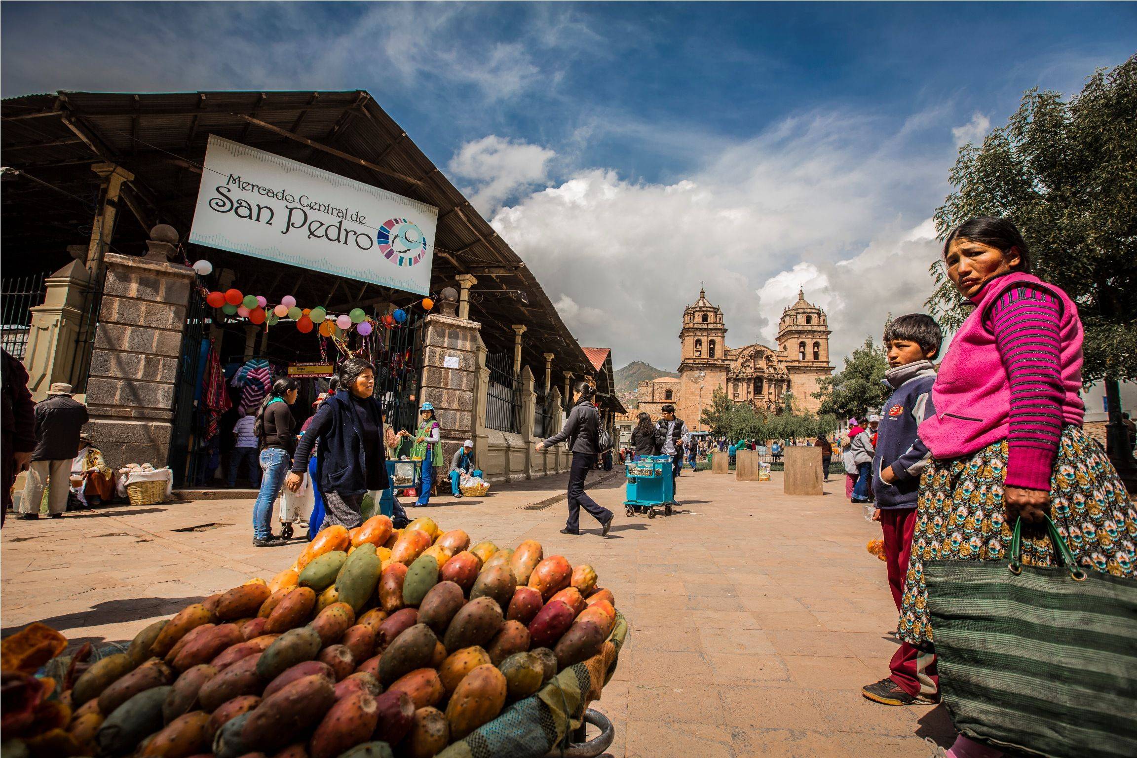 Traslado a Cuzco y visita al mercado local de San Pedro 