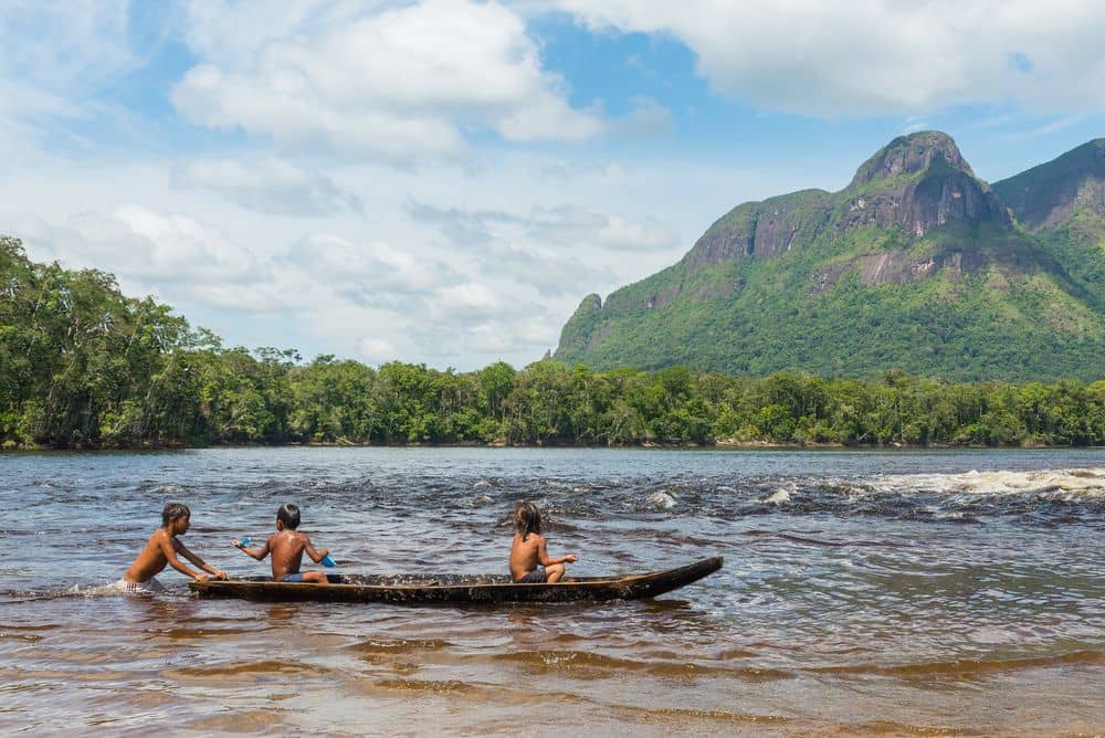 Ein Tag an der Seite amazonischer Ureinwohner
