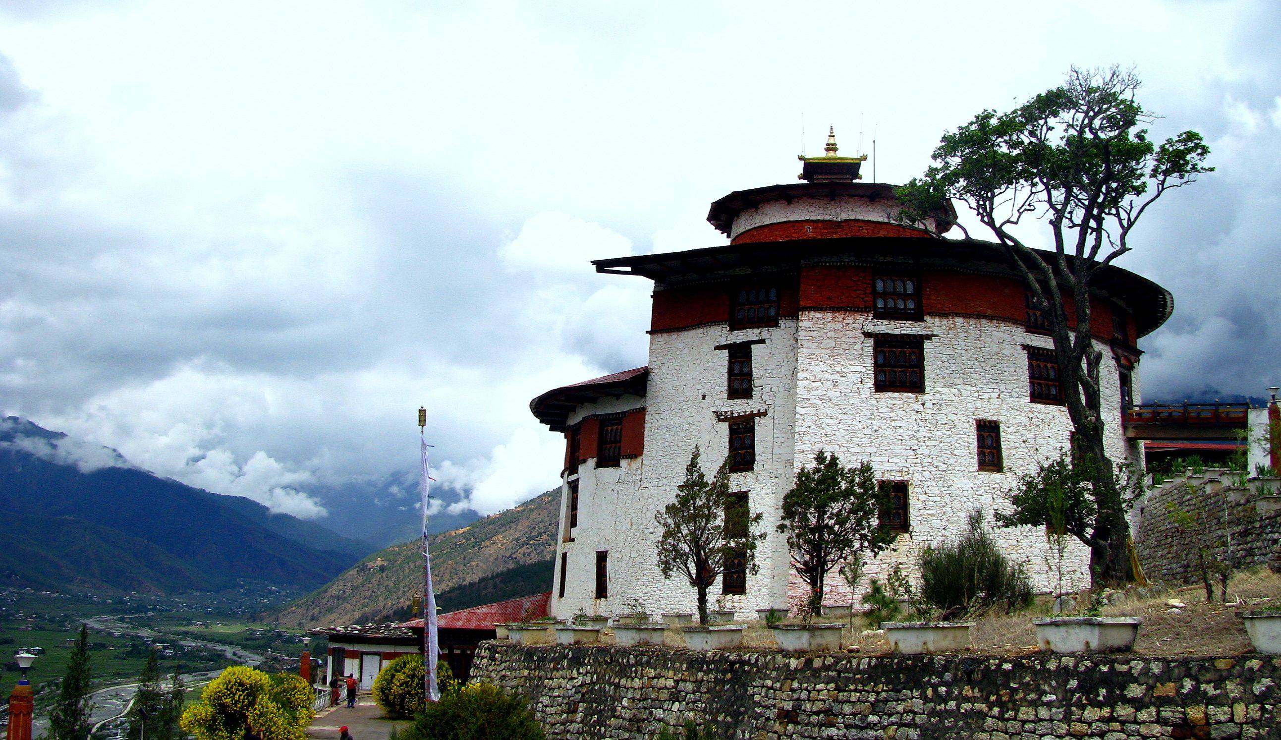Transfer in auto a Paro e visita dello Dzong