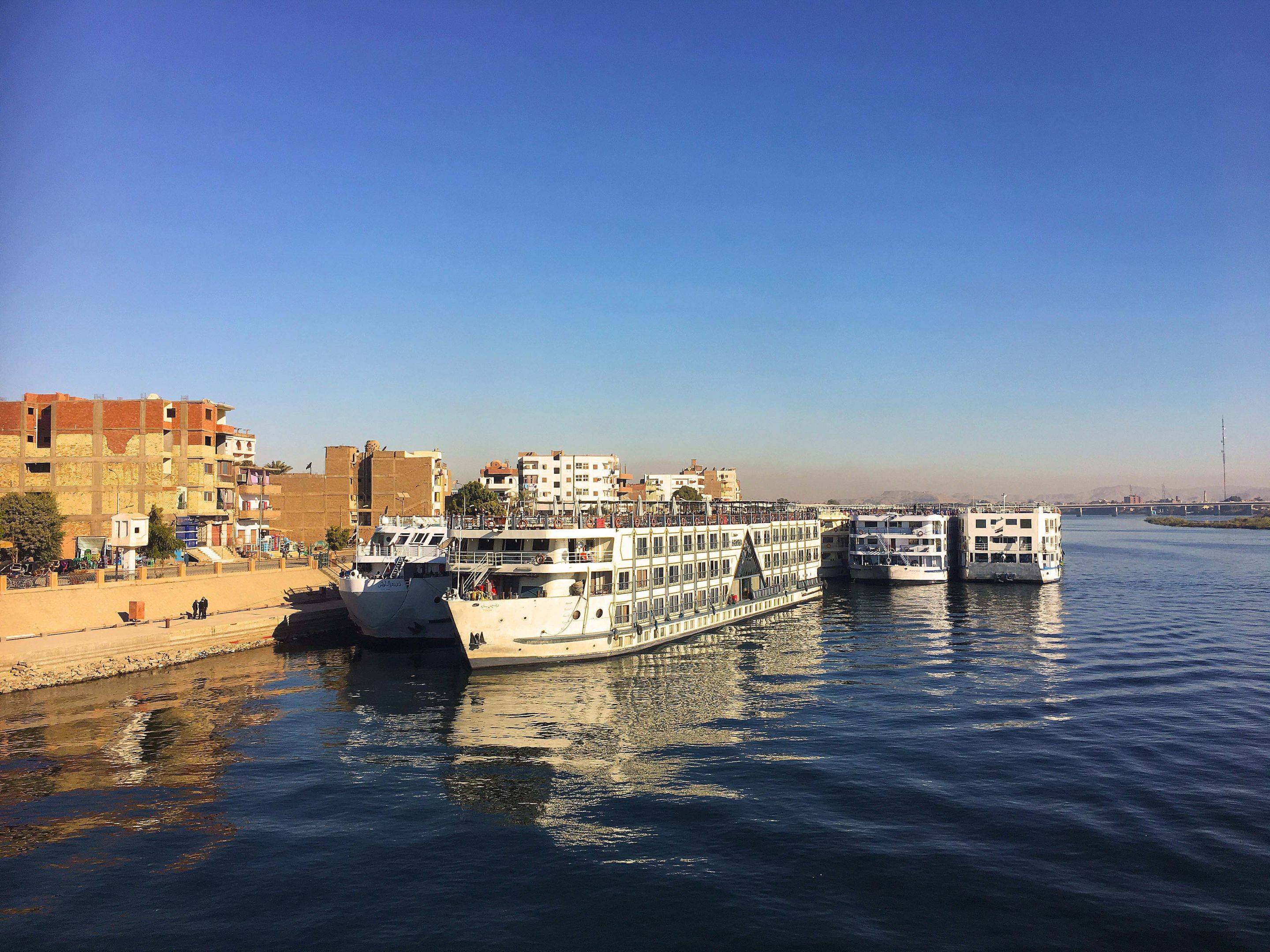 Vuelo a Luxor y embarque en motonave fluvial