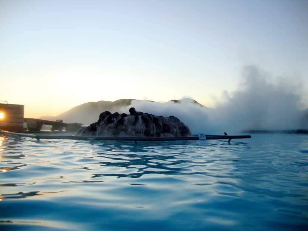 La piscina termal y cena típica islandesa