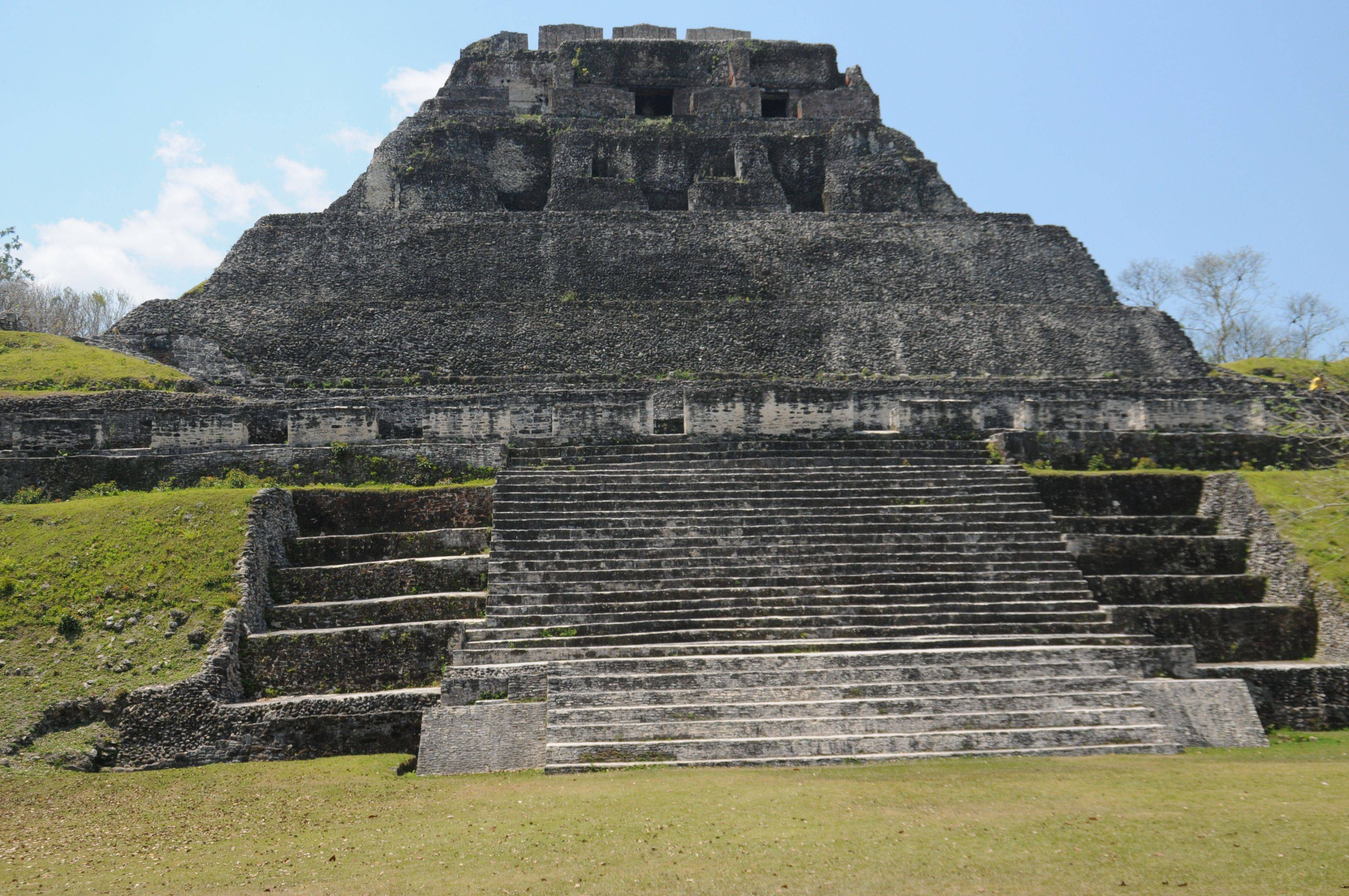 Visita del sito maya di Xunantunich e tour in canoa sul fiume Mopán