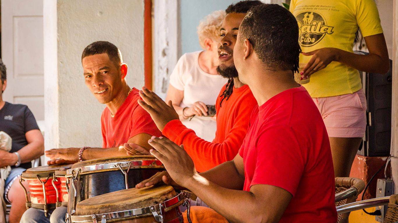 Salsa- und Perkussionkurs in Trinidad und Badezeit am karibischen Meer