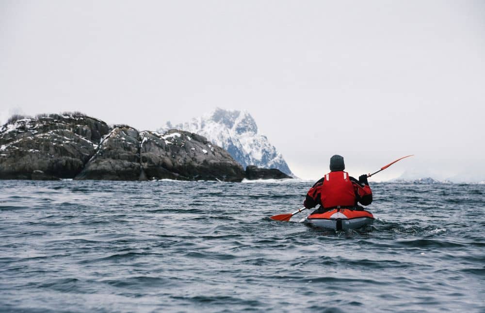 Excursión en el mar sobre un kayak