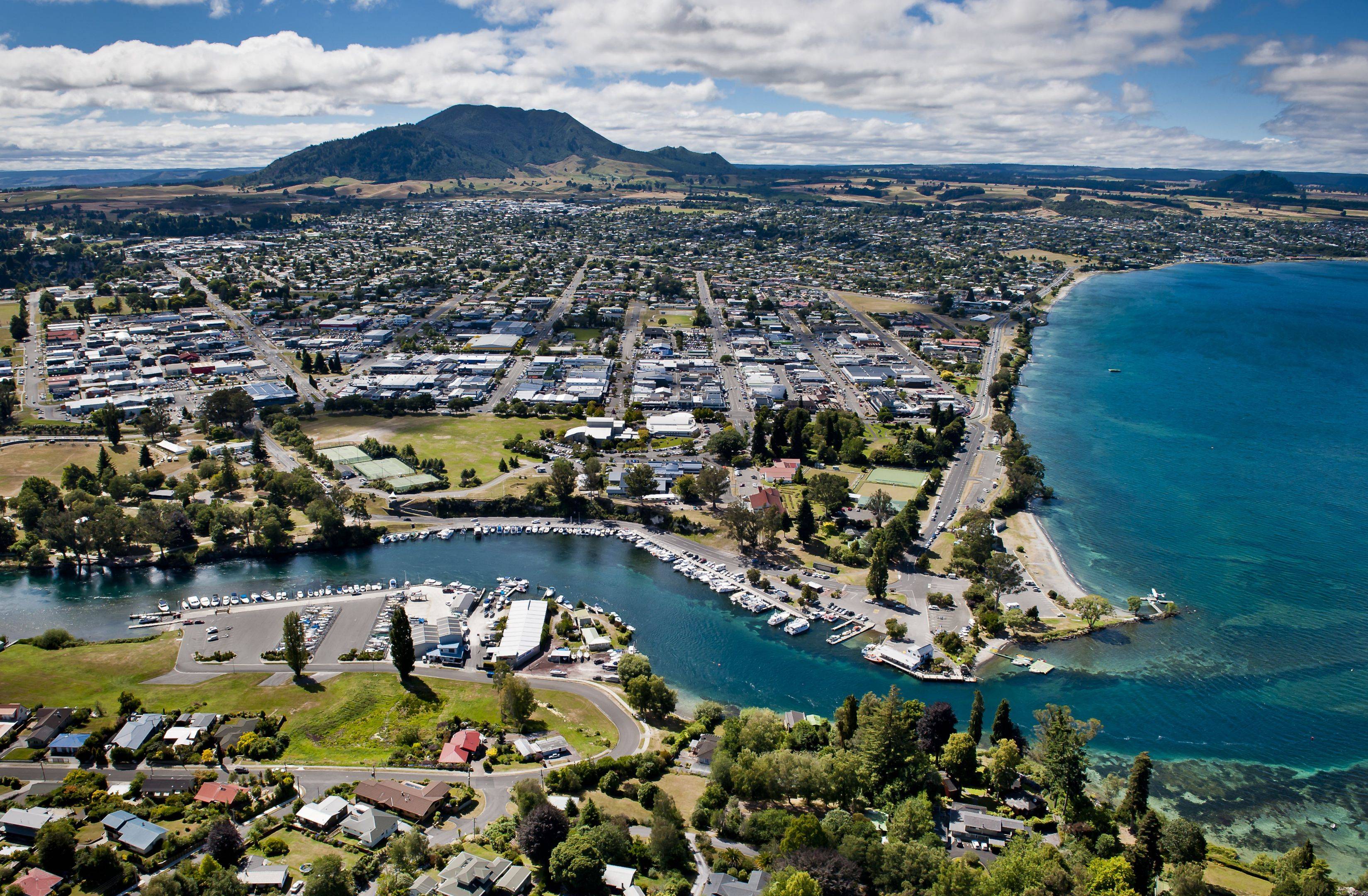 Taupo: hermosa ciudad con lago e impresionantes montañas 