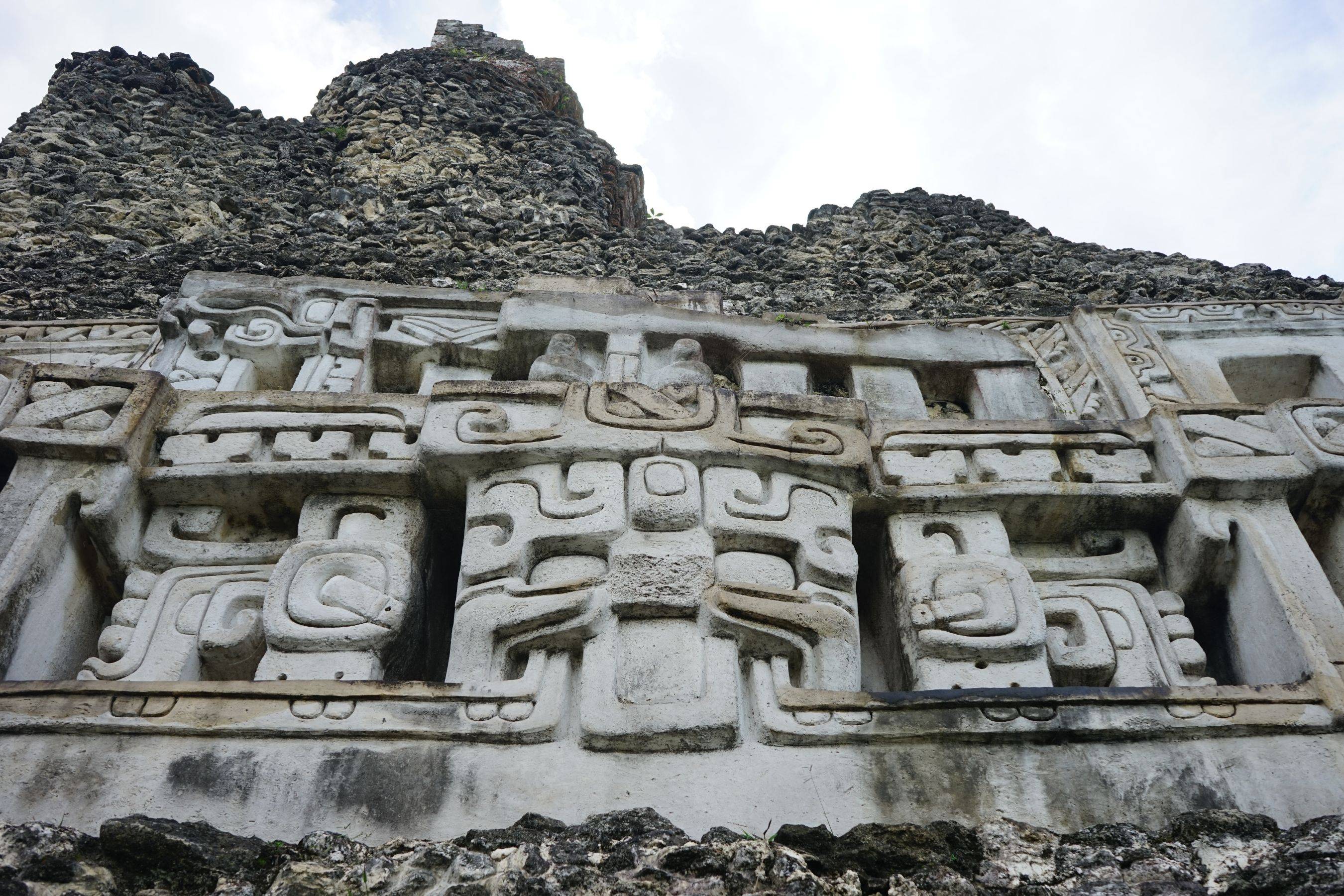 Pirámide maya de Xunantunich y selva de Belice