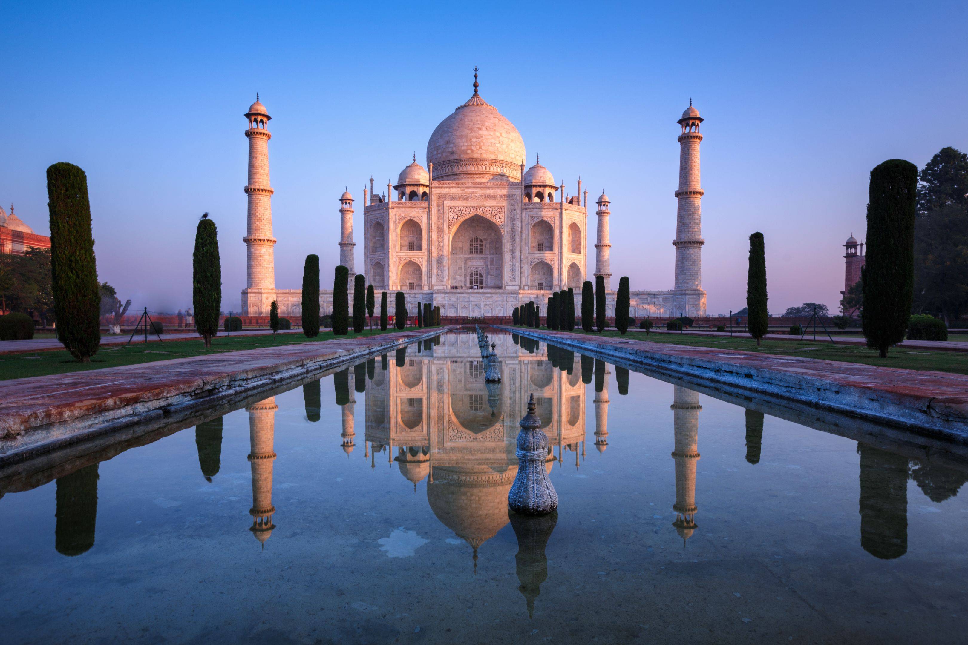 De Taj Mahal bij zonsopkomst