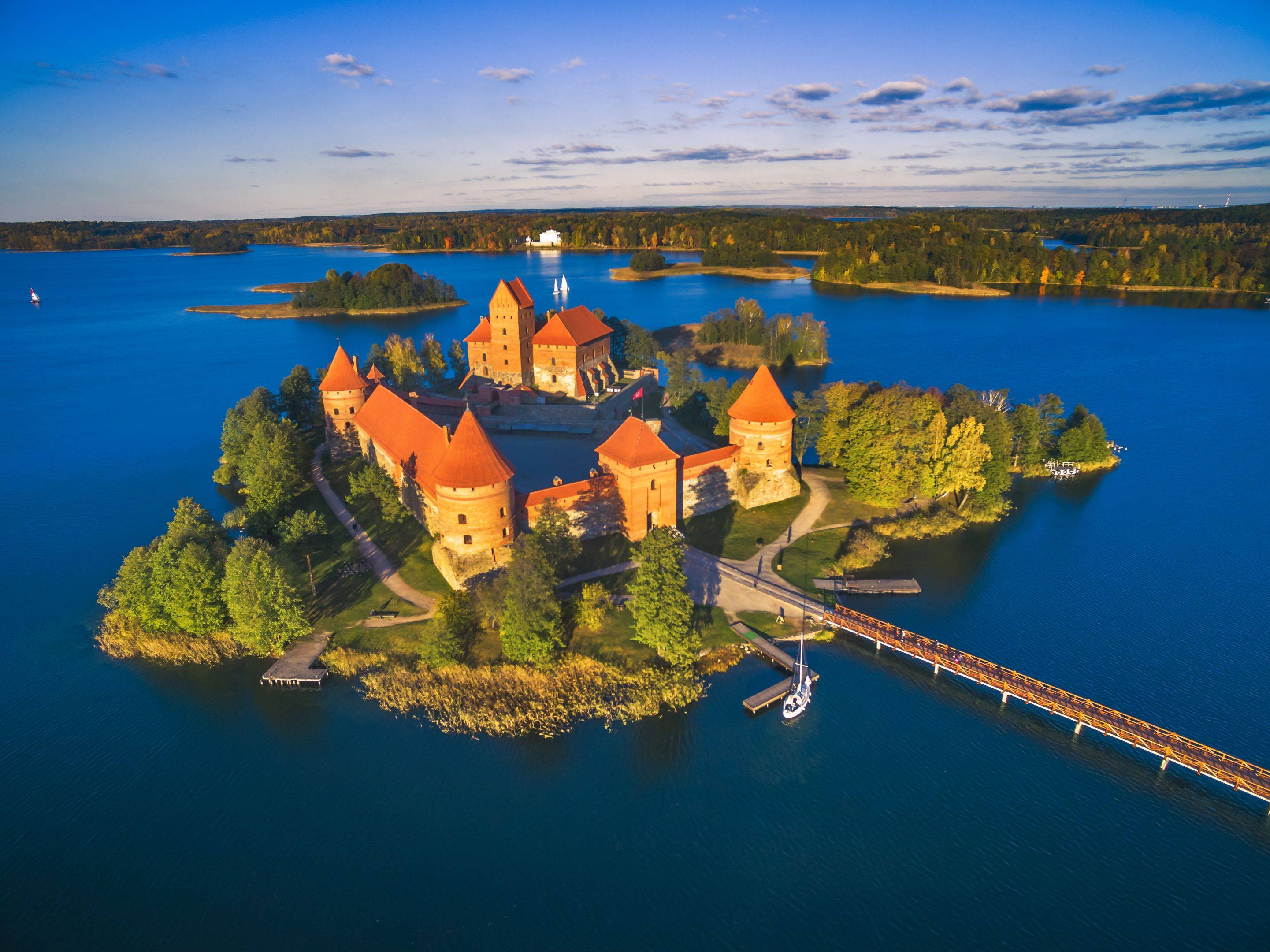 De Vilnius a Kaunas: Lagos, castillos y monasterios