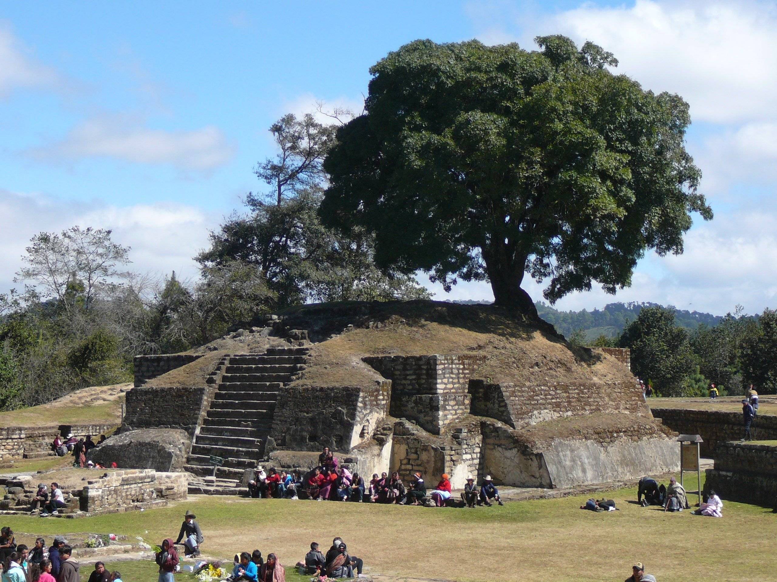 Esplorazione del sito maya di Iximché