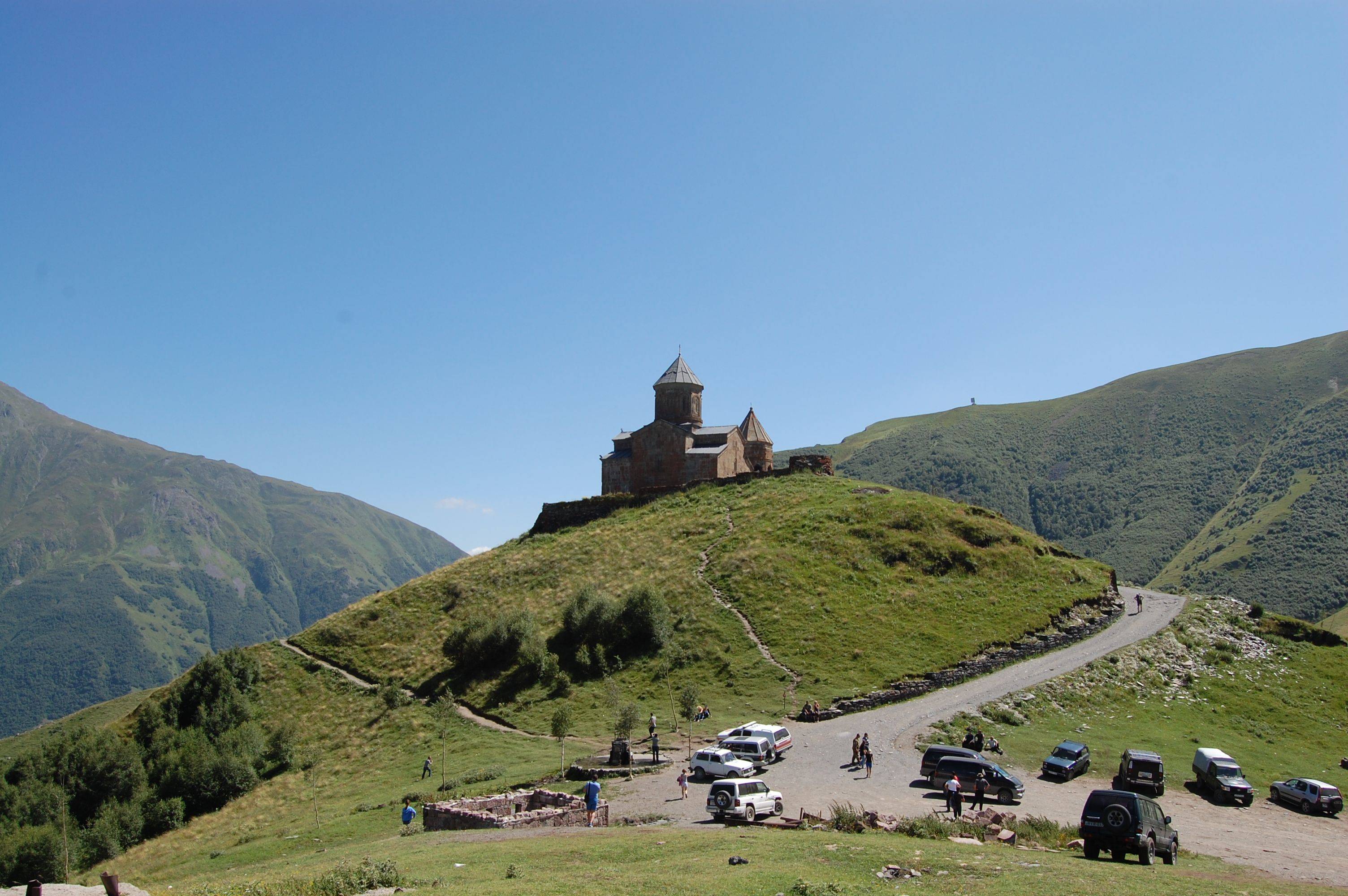 El monte Kazbegi y la familia local 