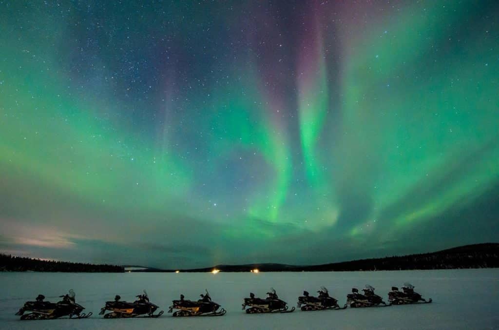 Alla ricerca dell'aurora boreale in motoslitta