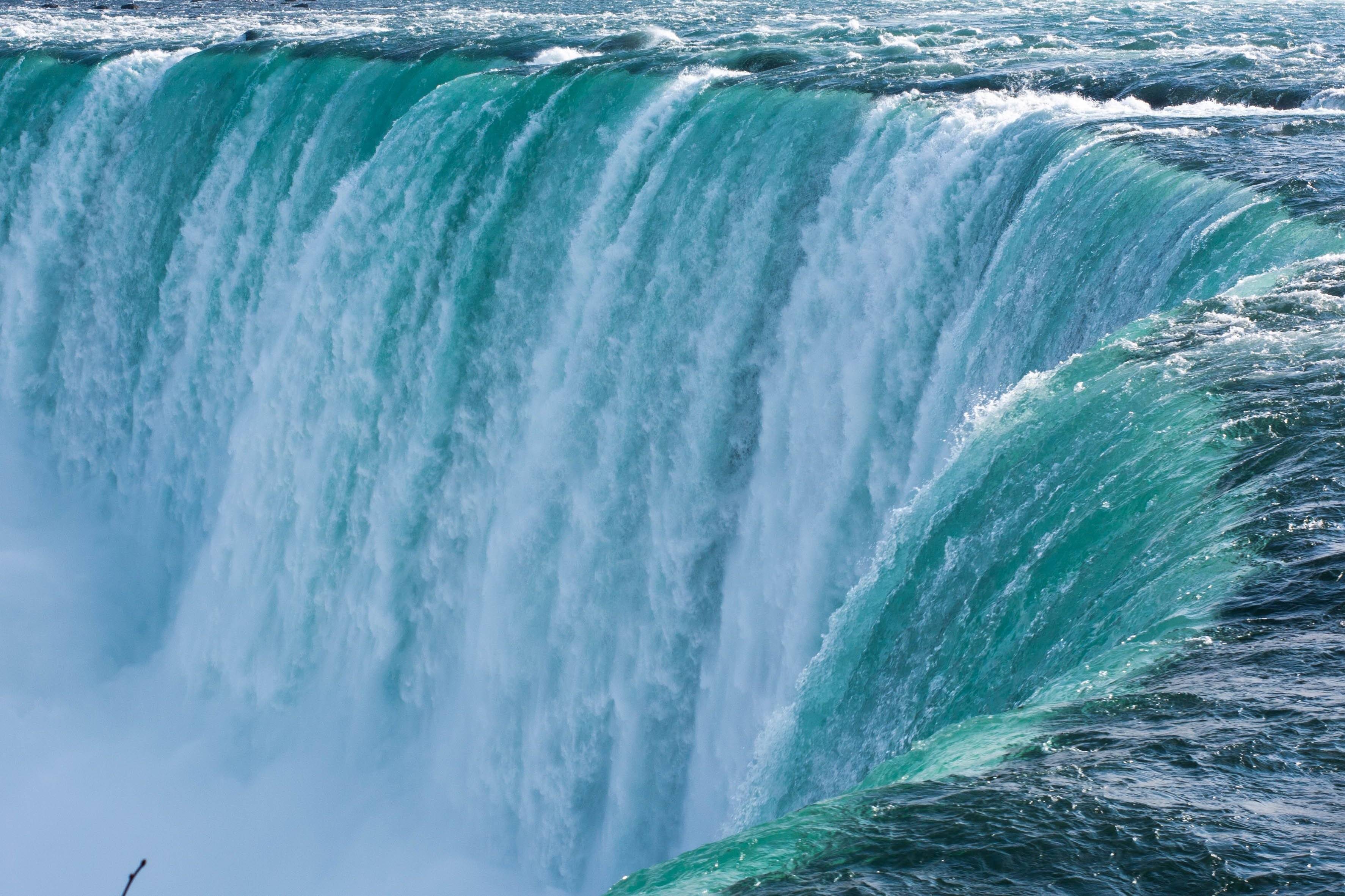 Au pied des chutes du Niagara