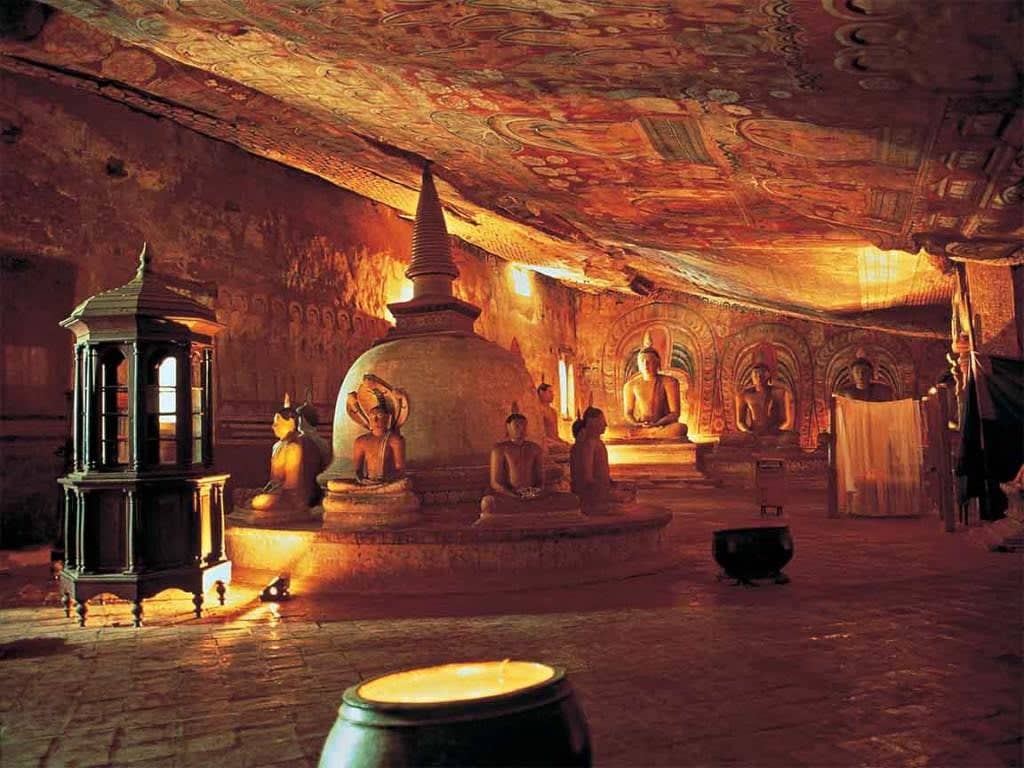 Il tempio della grotta di Dambulla e la cittadina di Kandy