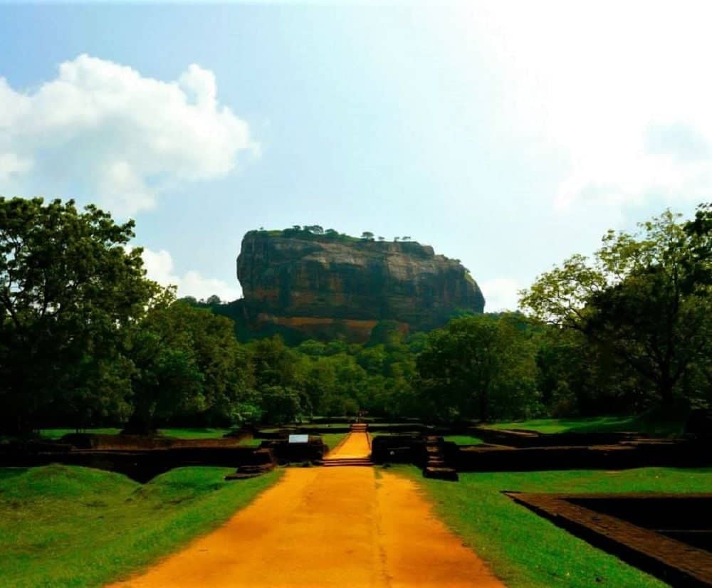 Ascensión de la fortaleza de Sigiriya y caminata con los elefantes