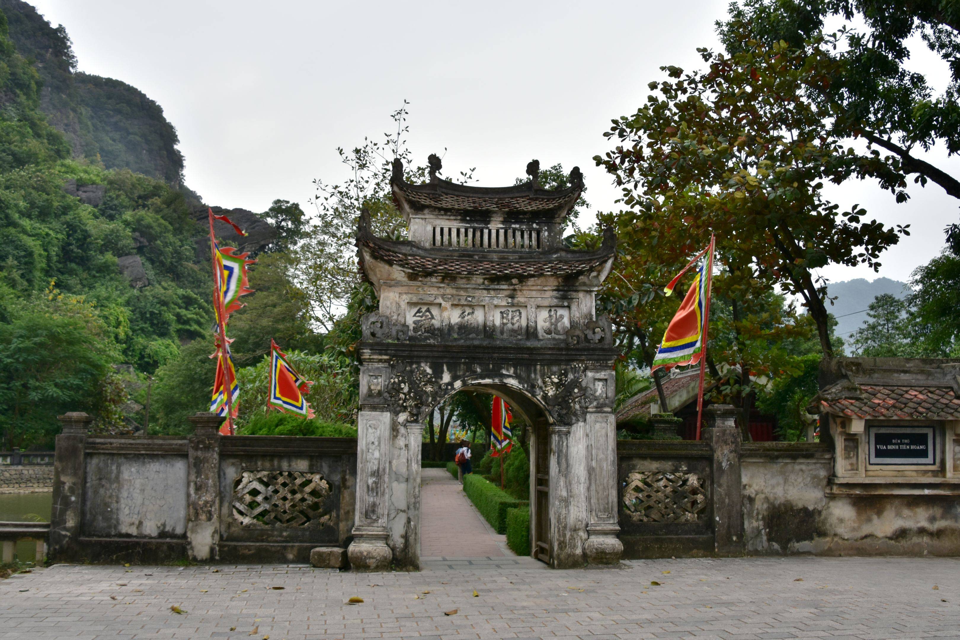 Los Templos Hoa Lu, la Bahía Halong seca y la Pagoda Bich Dong 