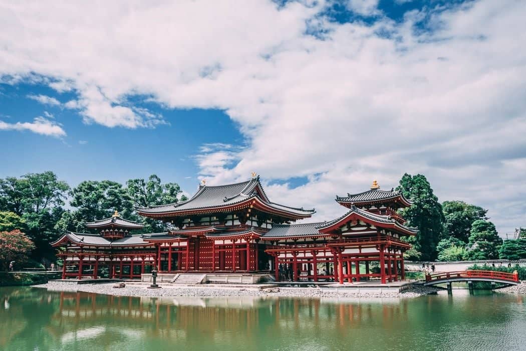 Attraverso i mille torii rossi del Fushimi Inari Taisha fino alla città del tè verde