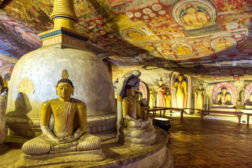 Buddhabeelden in een grottempel