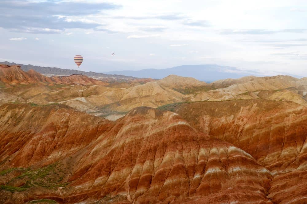 Eine Heißluftballonfahrt über Zhangyes Regenbogen-Berge 