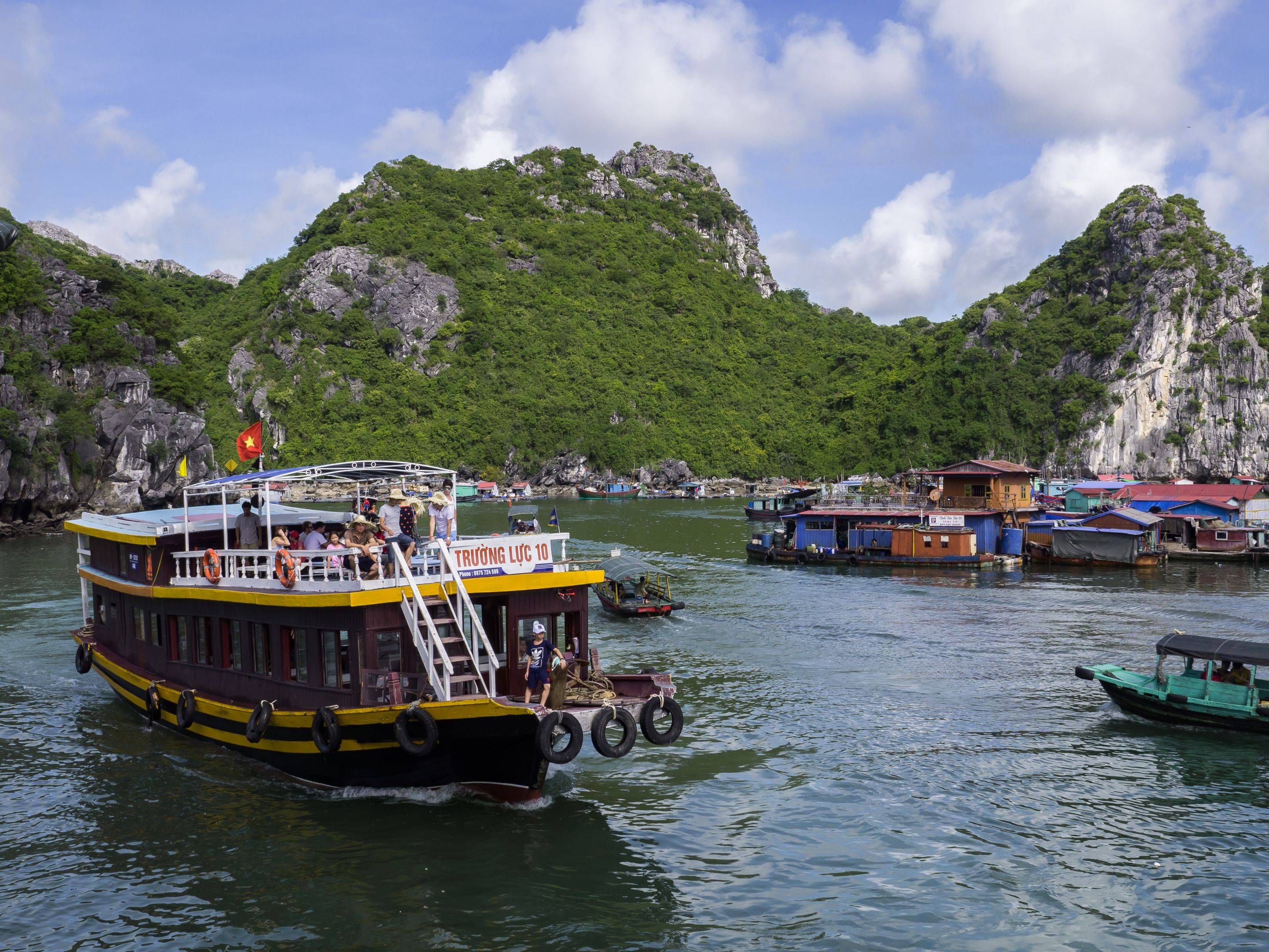 Paseo por la aldea Viet Hai y crucero por Lan Ha Bay
