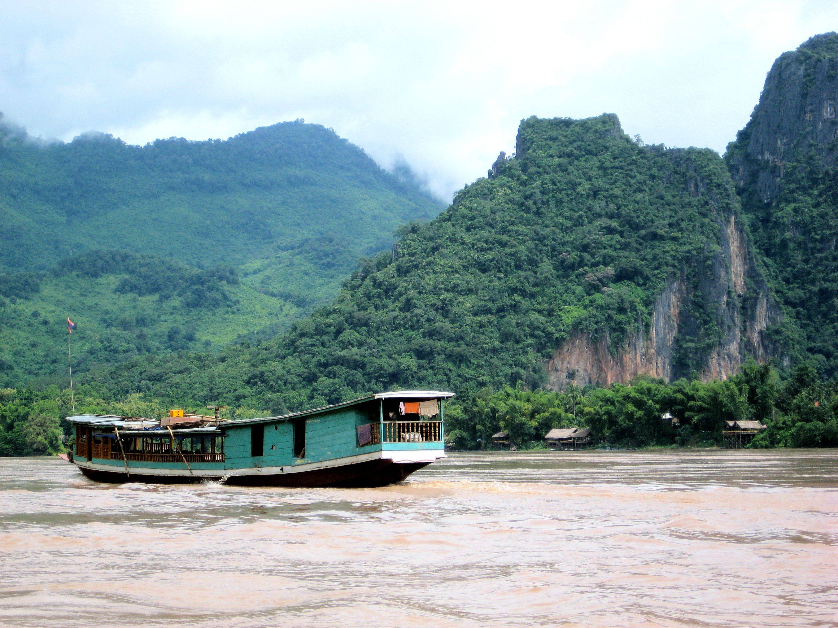 Escursione in barca sul Fiume Mekong e le grotte di Pak Ou  
