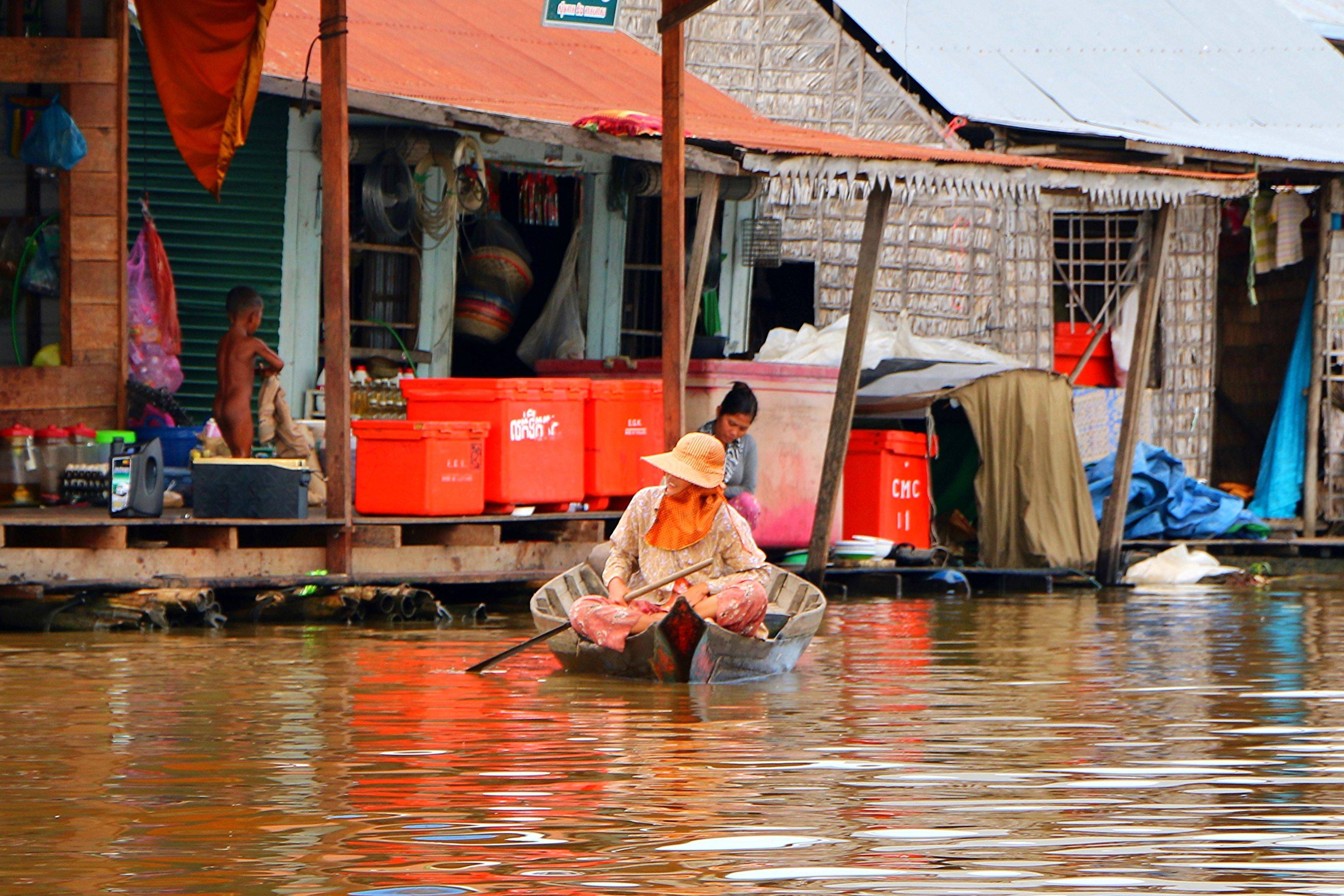 Aldea flotante en el lago Tonle Sap - En moto de 4 ruedas en el campo 
