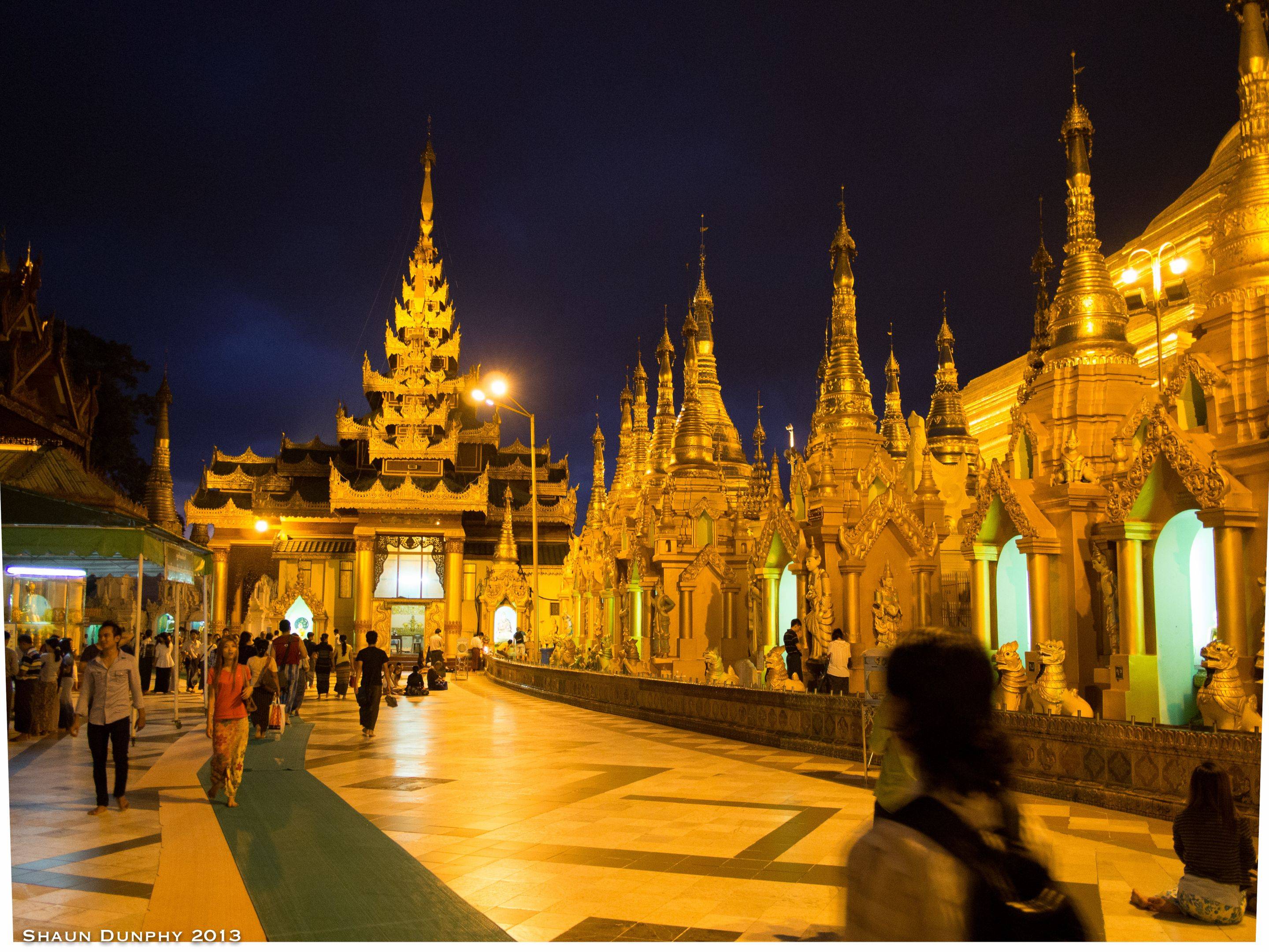 ​Volo per Yangon e visita della città vecchia e l'emblematica Pagoda di Shwedagon