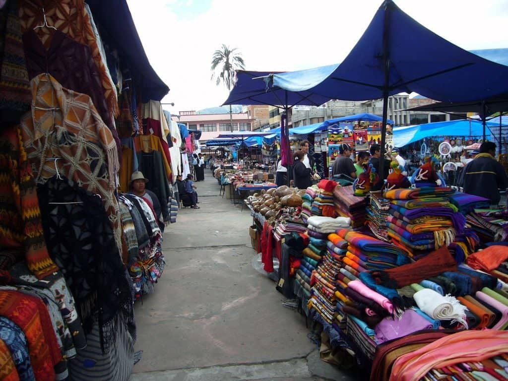 Paseo por el mercado de Otavalo y alrededores del lago Cuicocha